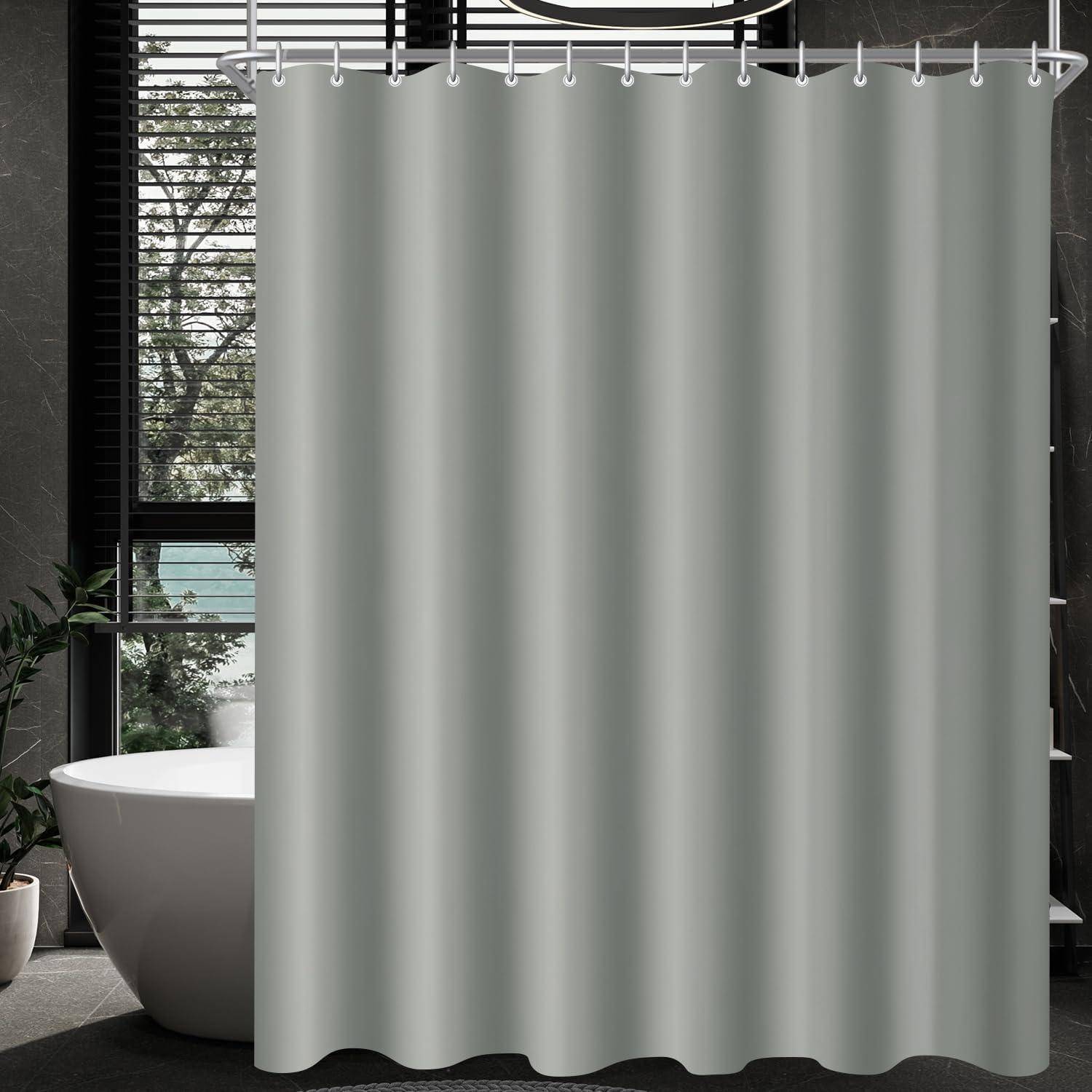 Ein modernes Badezimmer mit einem dunkelgrauen Duschvorhang, der vor einer weißen Badewanne hängt. Ein Fenster und Pflanzen sind im Hintergrund sichtbar.
