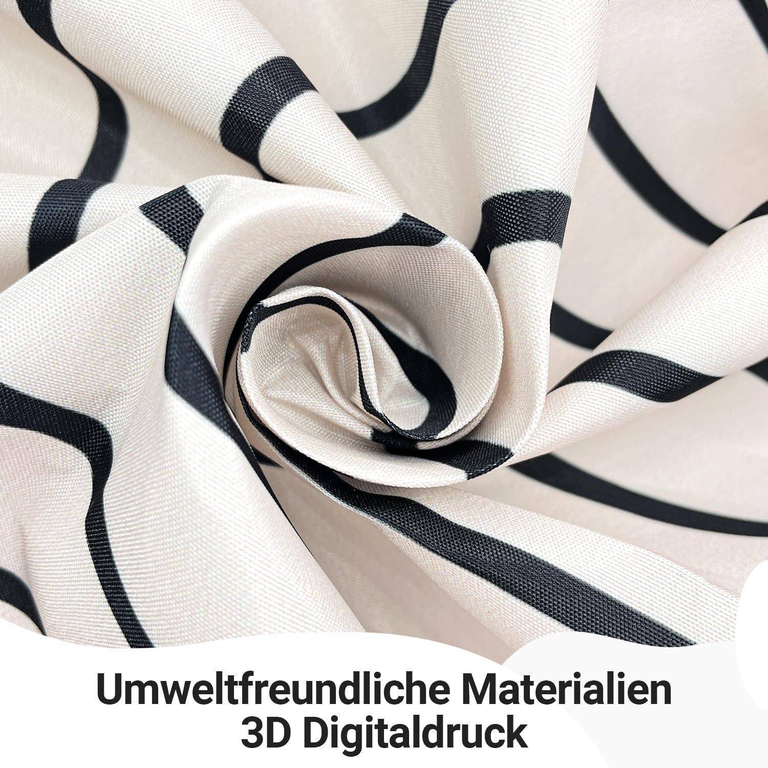 Nahaufnahme von Stoff mit schwarzen geschwungenen Linien auf weißem Hintergrund, mit Werbung für ‚Umweltfreundliche Materialien 3D Digitaldruck'.
