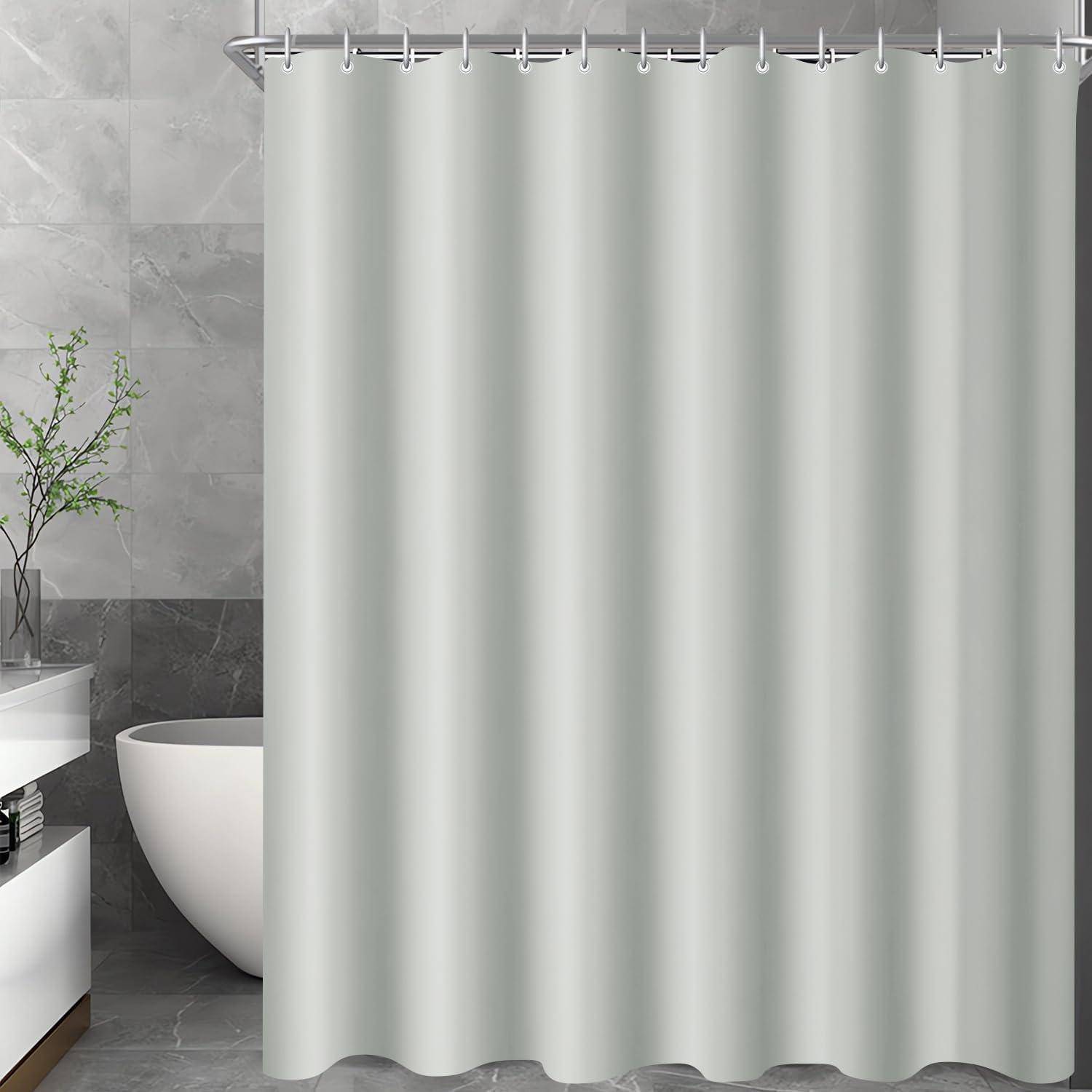 Badezimmer mit einem grauen Duschvorhang, angrenzend an eine weiße Badewanne und eine Pflanze auf einem kleinen Regal, vor einer Kulisse aus grauen Fließenwänden.