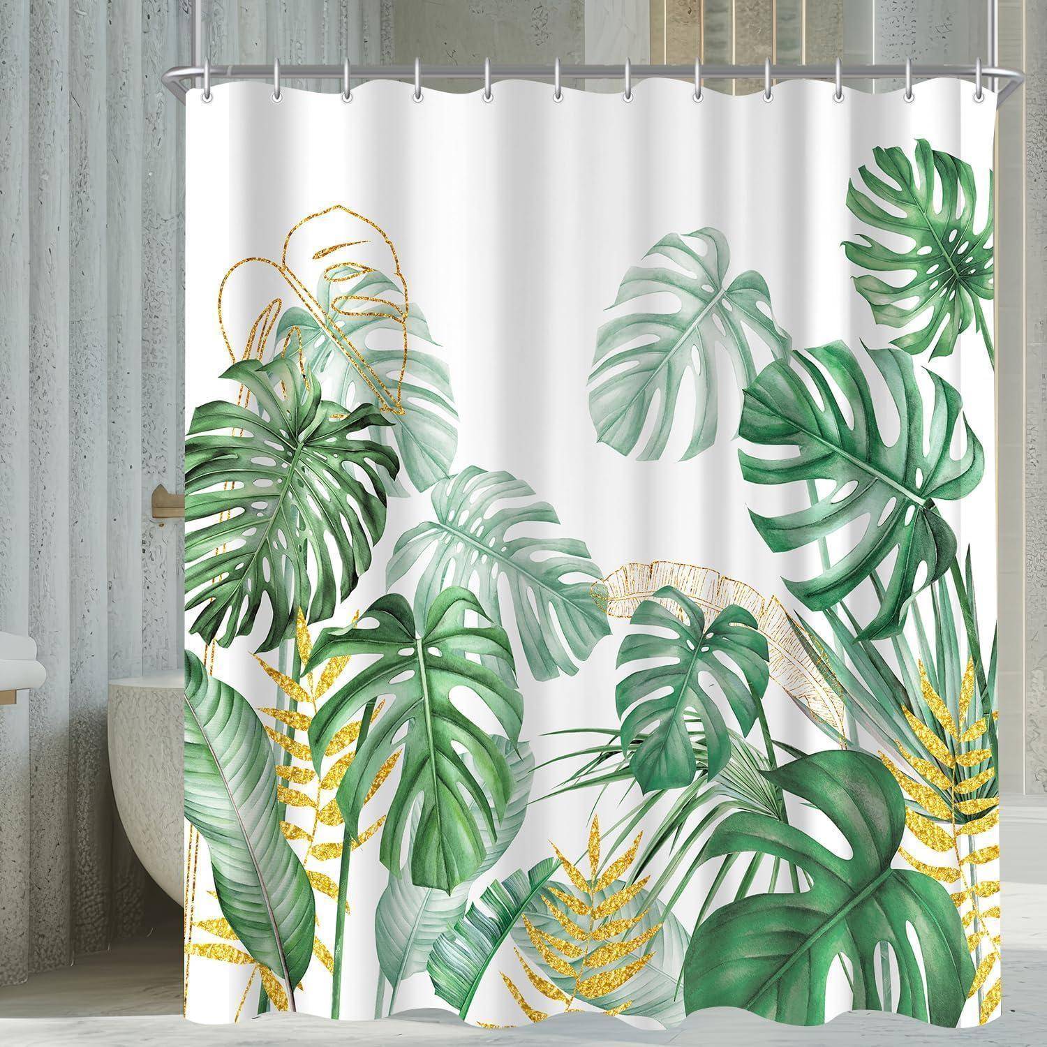 Ein Duschvorhang mit einem Muster aus verschiedenen grünen tropischen Blättern, darunter Monstera und Farne, vor einem weißen Hintergrund.