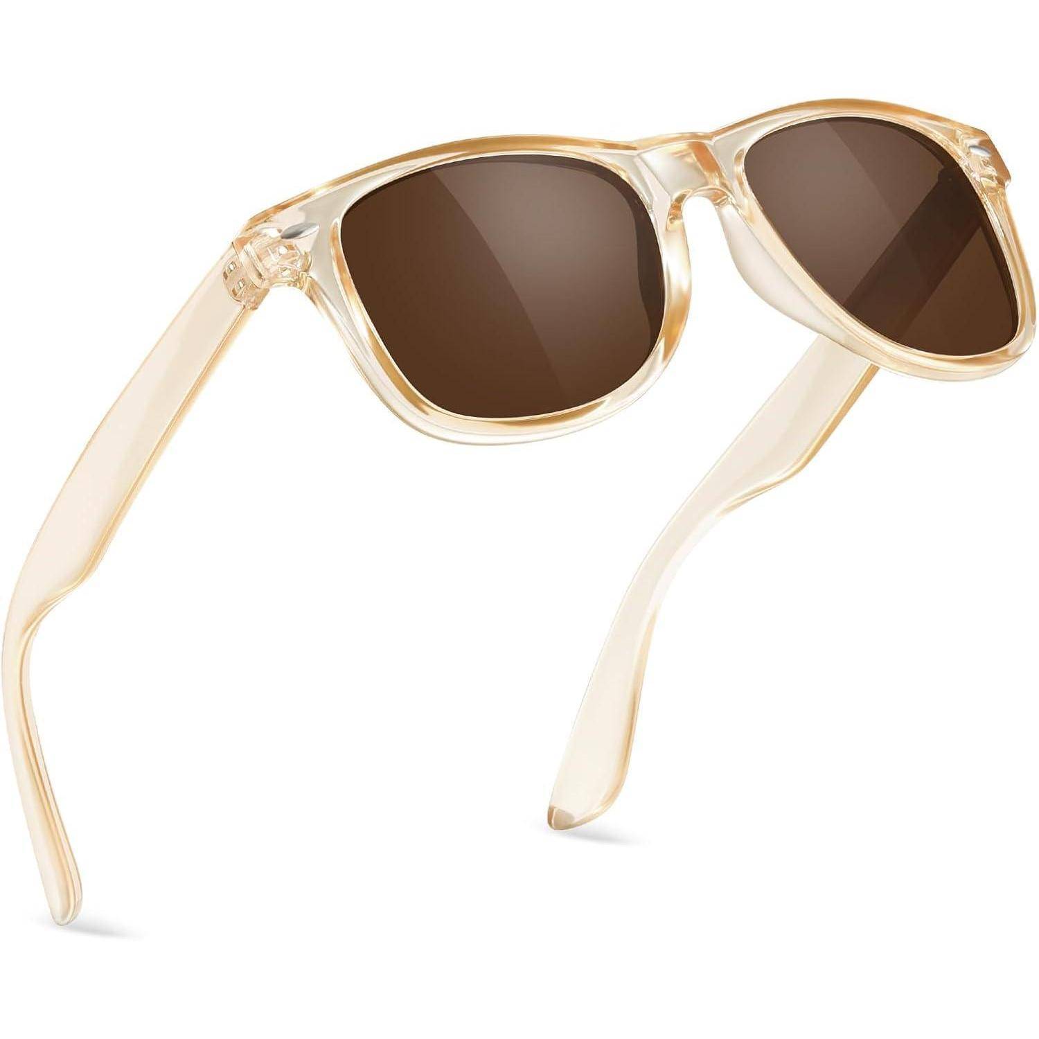 Durchsichtige beige Sonnenbrille mit dunklen Gläsern, in einer schwebenden Position vor einem weißen Hintergrund.