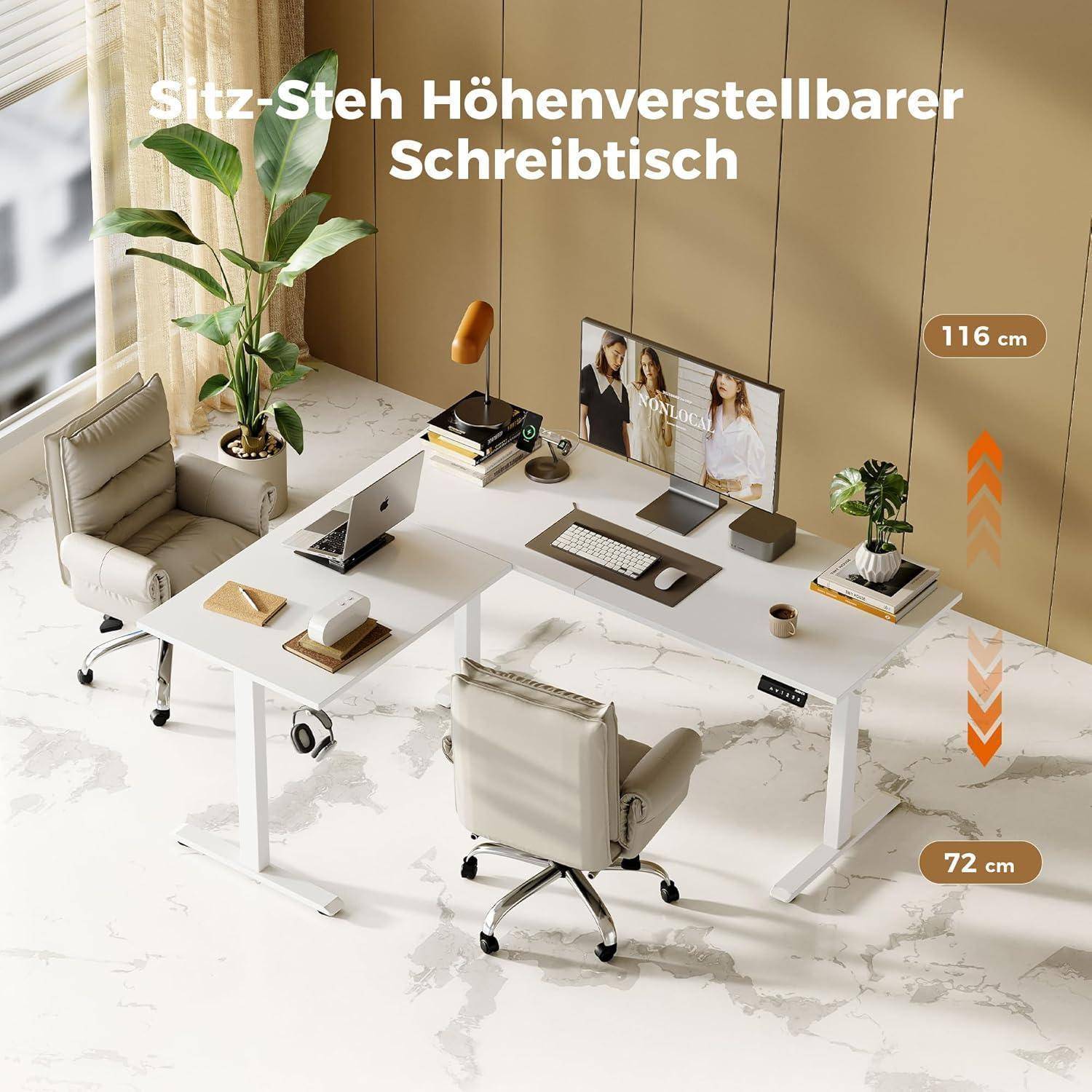 Höhenverstellbarer Schreibtisch mit zwei Monitoren, Bürostuhl, Pflanzen und Dekoration in einem geräumigen Raum. Höhenbereich: 72 cm bis 116 cm.