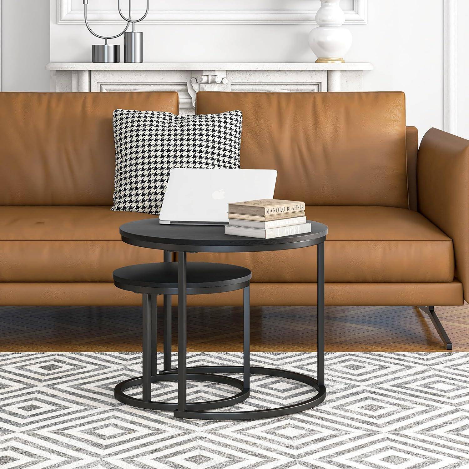 Ein Wohnzimmer mit einem braunen Sofa, schwarz-weißen Kissen und einem weißen Laptop auf einem schwarzen runden Tisch. Ein weißer Kaminsims befindet sich im Hintergrund.