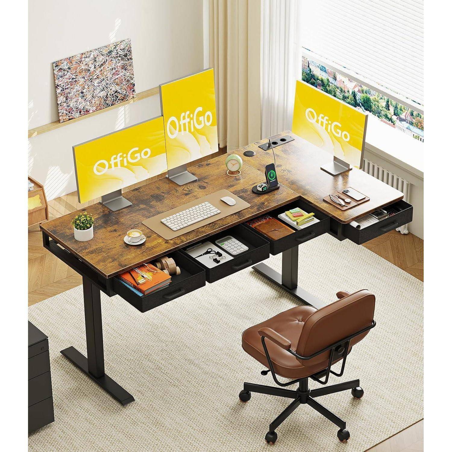 Ein Home-Office-Setup mit einem Holzschreibtisch mit Schubladen, zwei Monitoren, auf denen das 'OffiGo'-Logo angezeigt wird, einer Tastatur, einer Maus und einem verstellbaren braunen Stuhl.