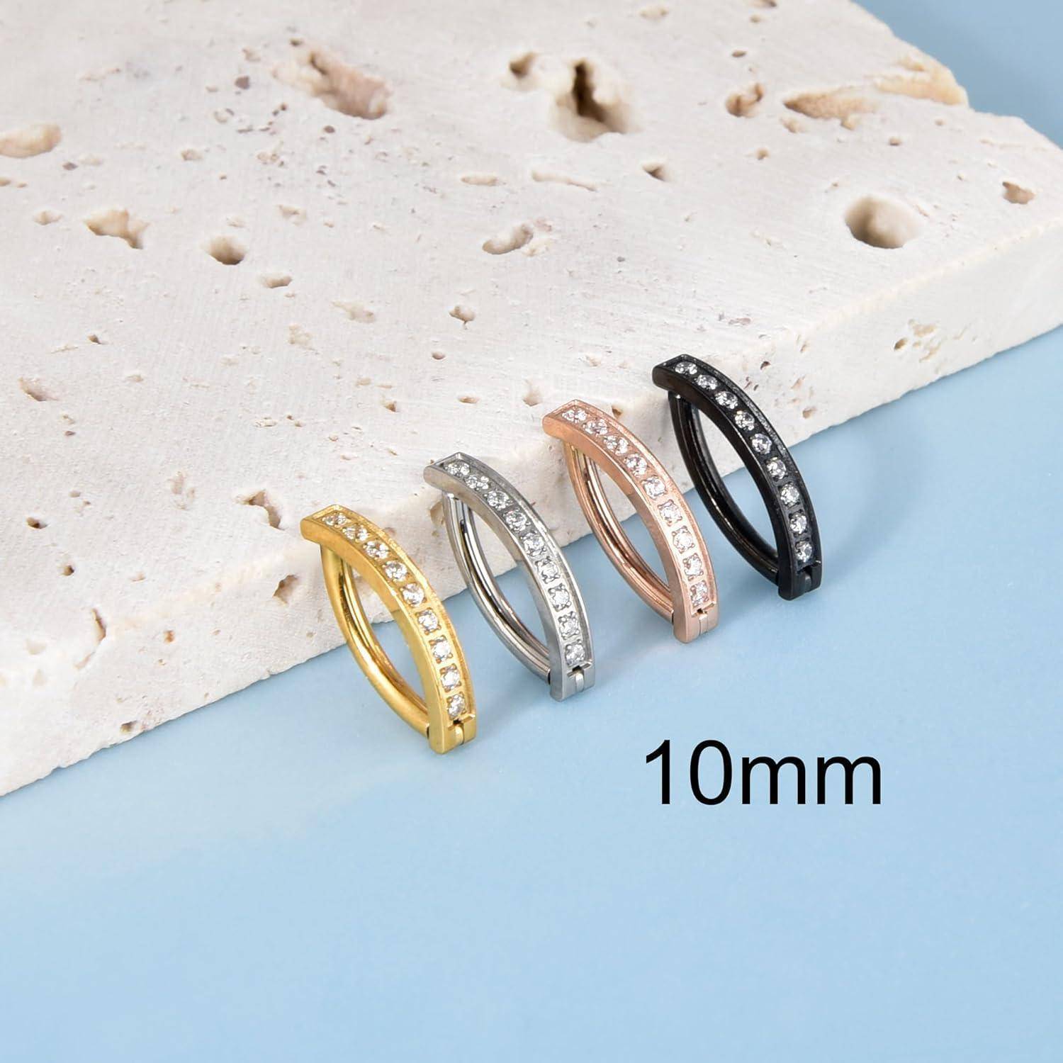Vier Creolen in Gold, Silber, Roségold und Schwarz mit Kristallen, auf einer beigen Oberfläche präsentiert. Etikett zeigt '10mm'.