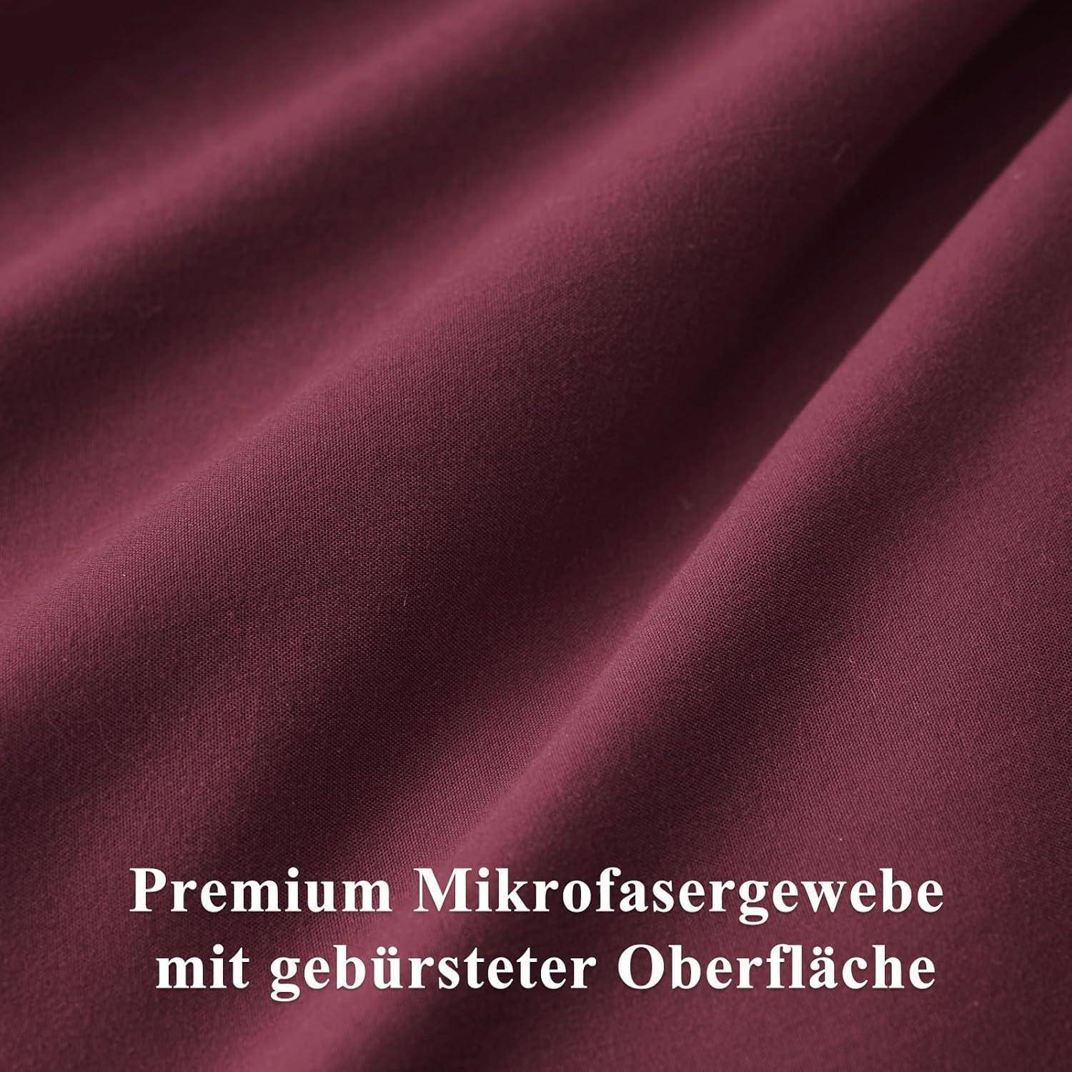 Eine Nahaufnahme von marronrotem Stoff mit glatter Textur. Der Text lautet ‚Premium Mikrofasergewebe mit gebürsteter Oberfläche', was auf eine hochwertige Qualität hinweist.