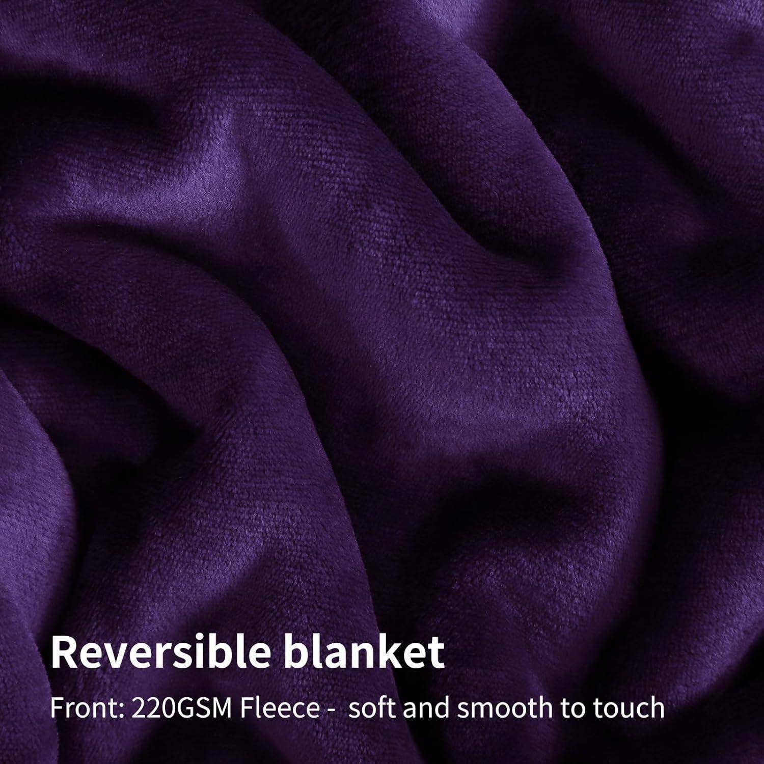 Wendbare Decke mit Nahaufnahme einer weichen, glatten 220 g/m² Fleece-Textur in tiefer Violetttönung.