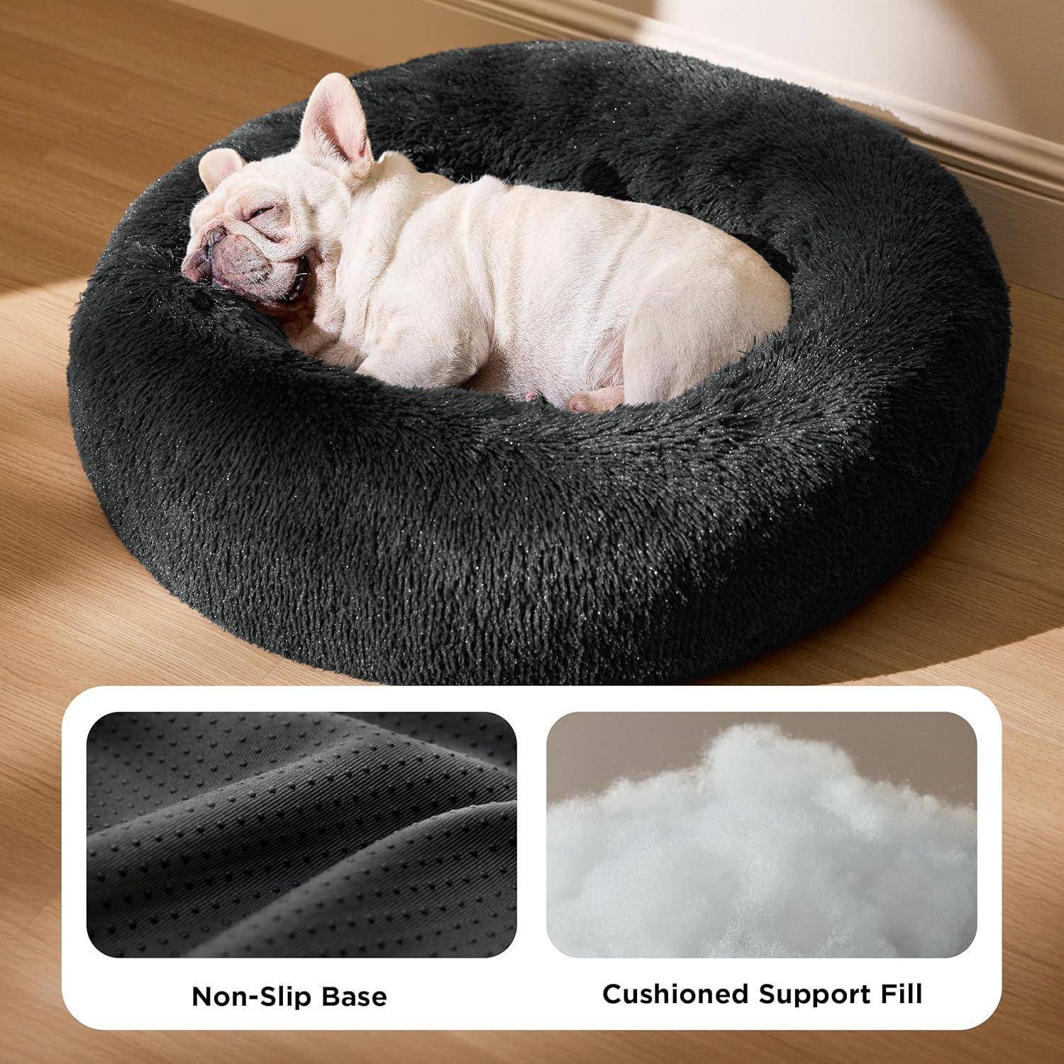 Ein Französische Bulldogge schläft in einem runden, flauschigen Bett. Eingesetzte Bilder zeigen die rutschfeste Unterseite des Bettes und die gepolsterte Stützfüllung.