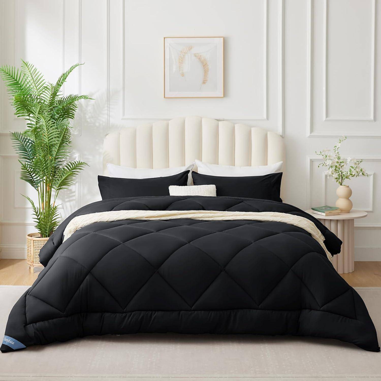 Ein ordentlich gemachtes Bett mit einer schwarzen Bettdecke, einem beigen Kopfteil und zwei schwarzen Kissen. Eine Zierpflanze und ein Nachttisch befinden sich auf beiden Seiten.