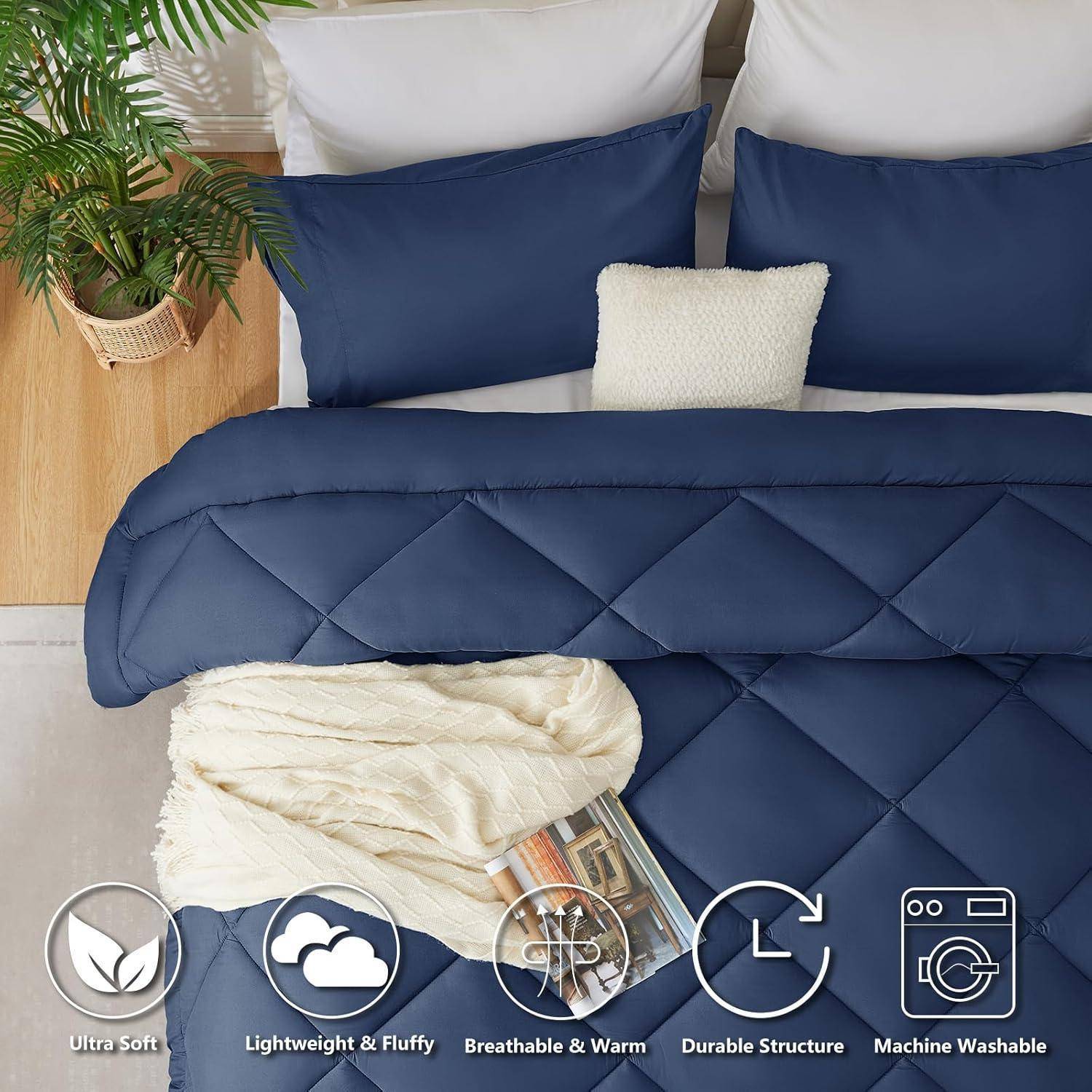 Ein Bett mit blauen Kissen und Bettdecke, cremefarbener Strickdecke und Zeitschrift. Symbole zeigen ultraweich, leichtgewichtig, atmungsaktiv, strapazierfähig, waschbar.