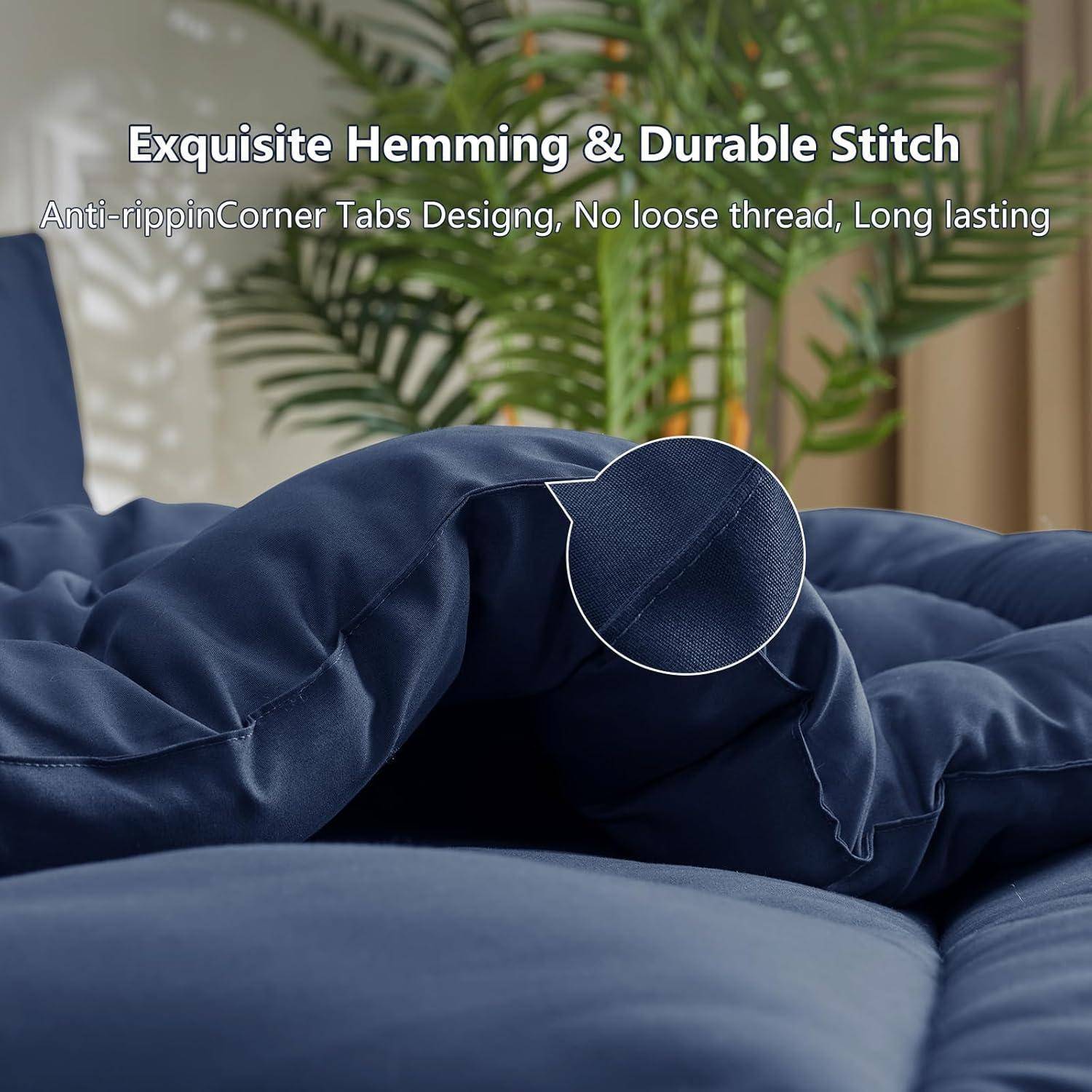 Exquisite Säume & Haltbare Naht. Reißfest, Eckkanten-Design, keine losen Fäden, langlebig.' Eine Nahaufnahme einer blauen Decke auf einem Sofa, die die Nähqualität betont.