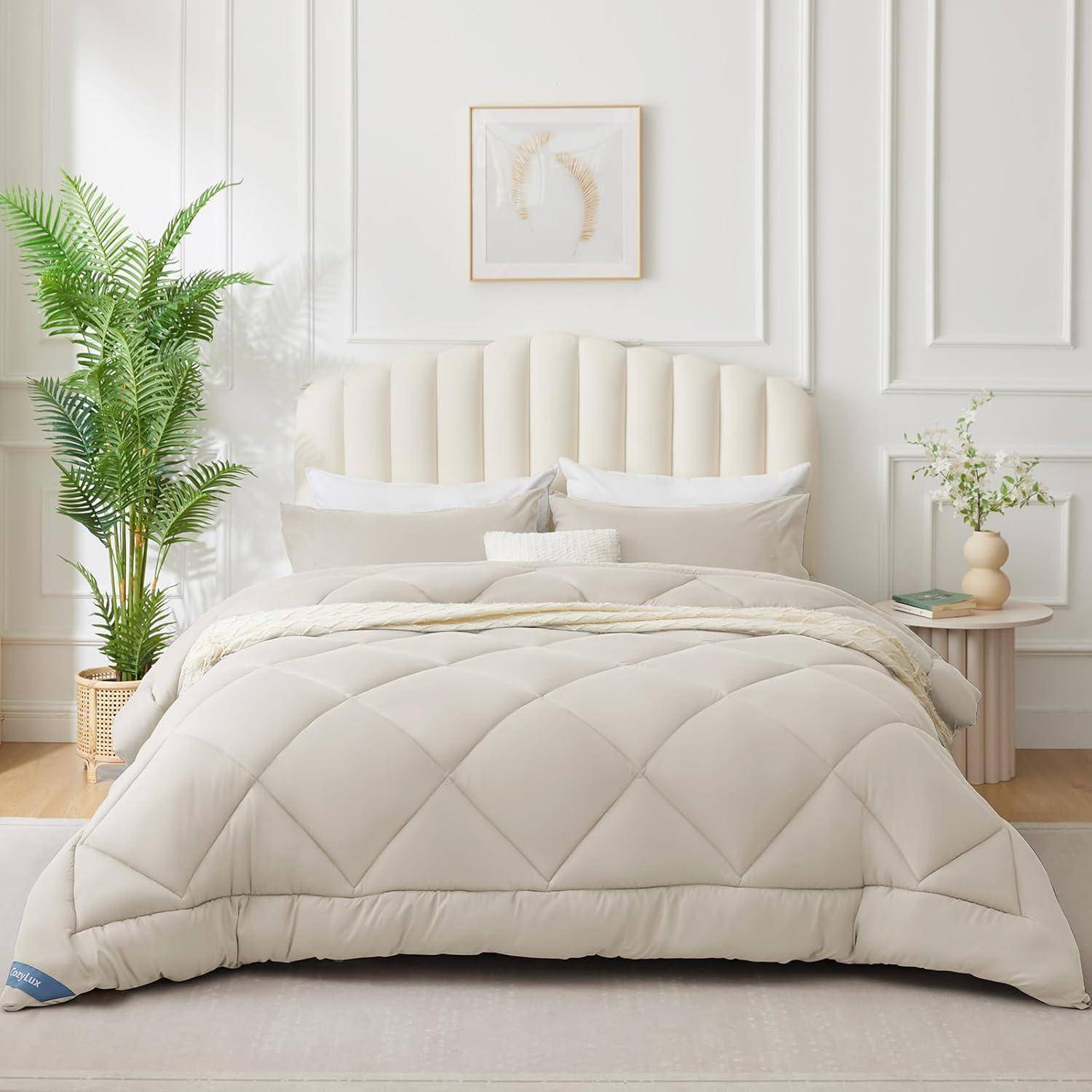 Ein sorgfältig gemachtes Bett mit einer weichen beigen Bettdecke, flankiert von einer hohen grünen Pflanze auf der linken Seite und einem kleinen Tisch mit einer Vase auf der rechten Seite.