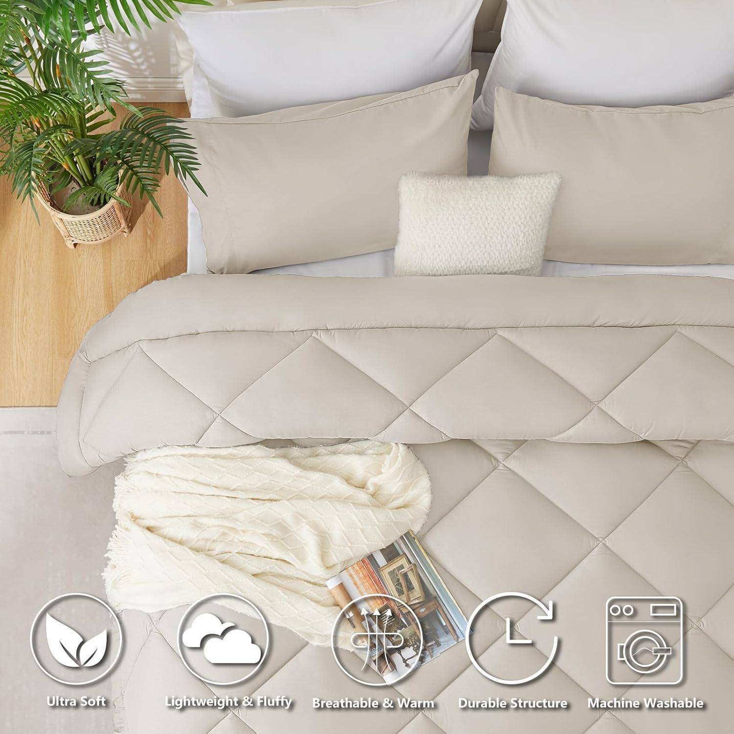 Ein ordentlich gemachtes Bett mit hellbeigefarbener Bettwäsche und dekorativen Kissen. In der Nähe befinden sich Symbole, die ultraweiche, leichte, atmungsaktive, strapazierfähige und waschmaschinengeeignete Eigenschaften anzeigen.