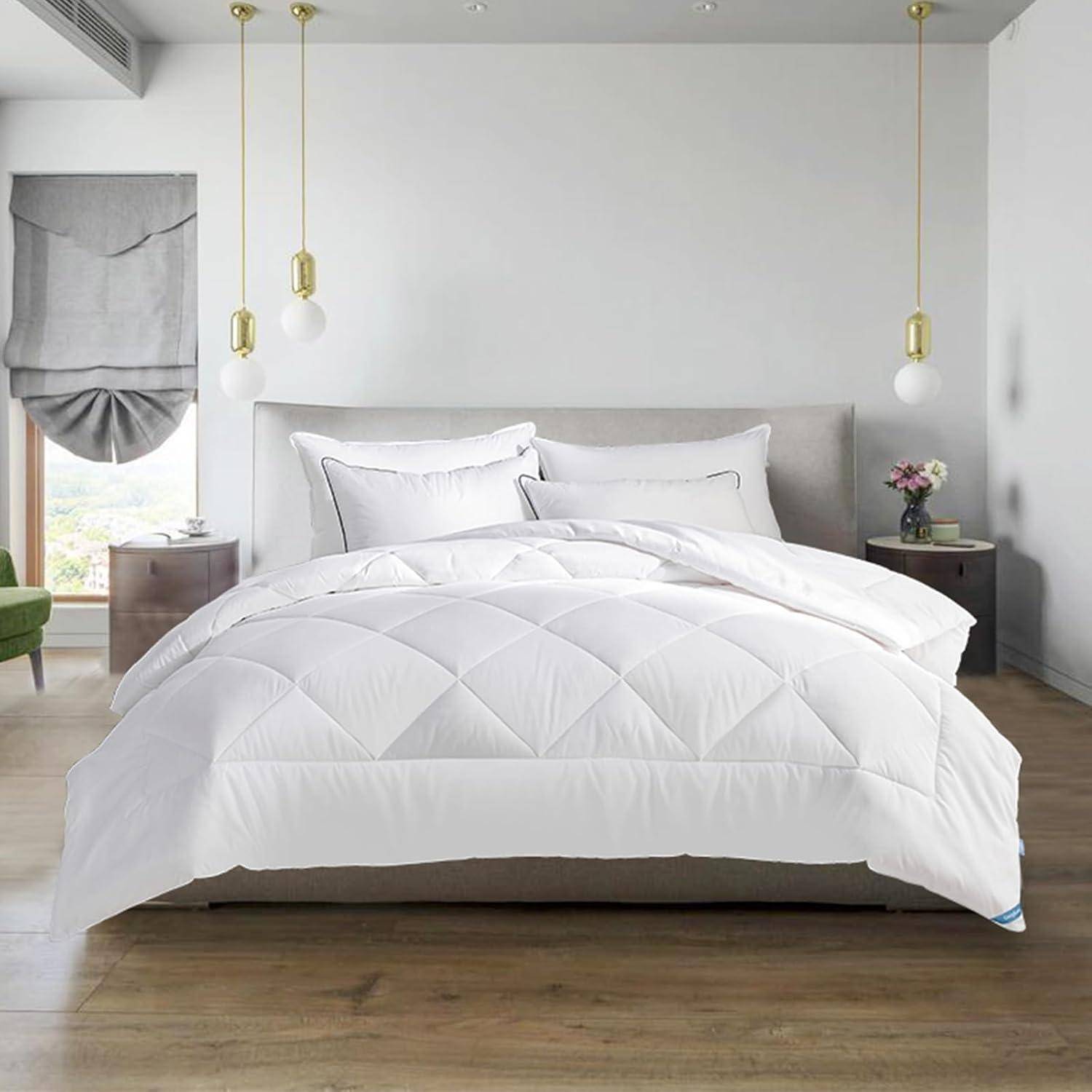 Ein ordentlich gemachtes Bett mit einer flauschigen weißen Bettdecke und Kissen. Zwei Pendelleuchten hängen über den Nachttischen und verleihen dem modernen Schlafzimmer Wärme.