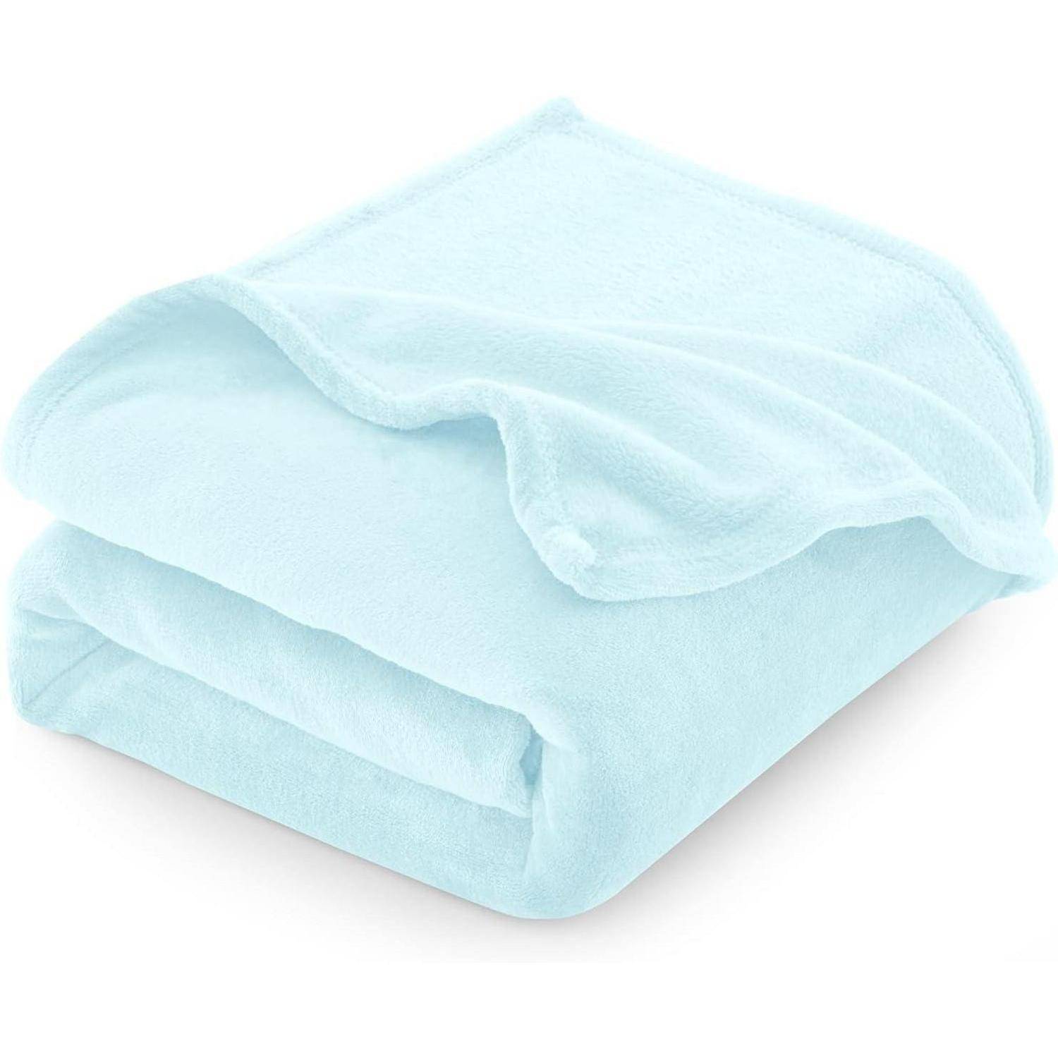 Eine hellblaue, ordentlich zusammengelegte Fleece-Decke.