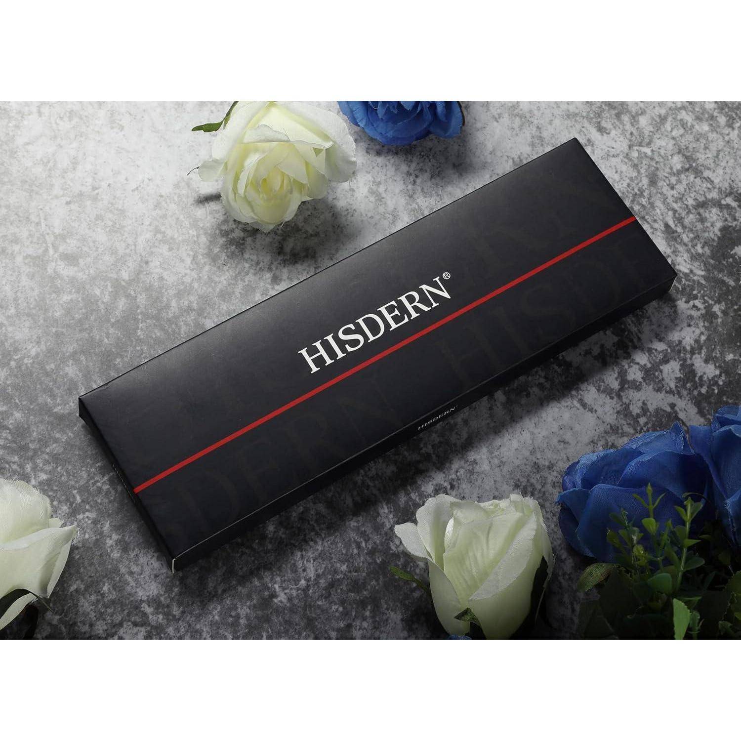 Eine lange schwarze Geschenkbox mit der Aufschrift 'HISDERN' und einem roten Streifen, umgeben von blauen und weißen Rosen auf einer strukturierten grauen Oberfläche.