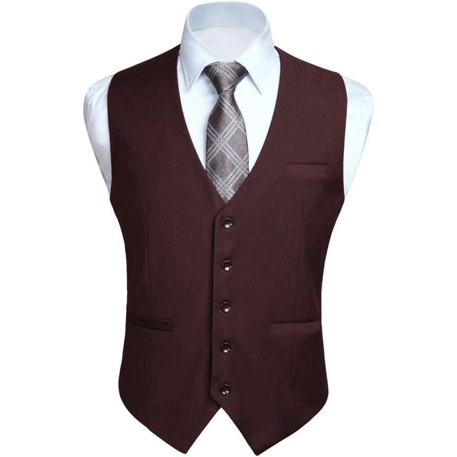 Eine formelle Robe mit einer burgunderroten Weste mit fünf Knöpfen, getragen über einem weißen Hemd und kombiniert mit einer Krawatte im Karomuster.