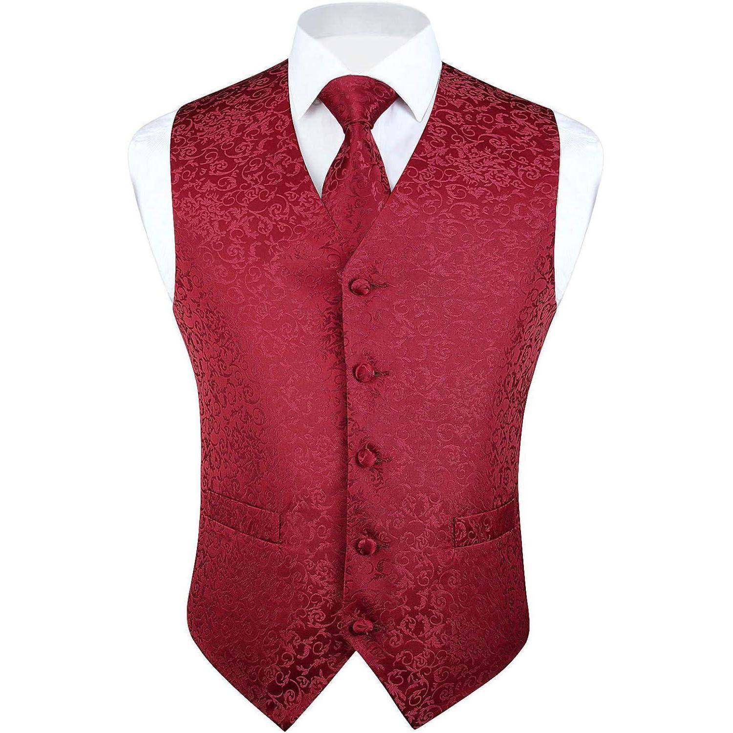 Eine rote Paisley-Weste mit passender Krawatte über einem weißen Hemd, was einen klassischen formellen Anzug zeigt.