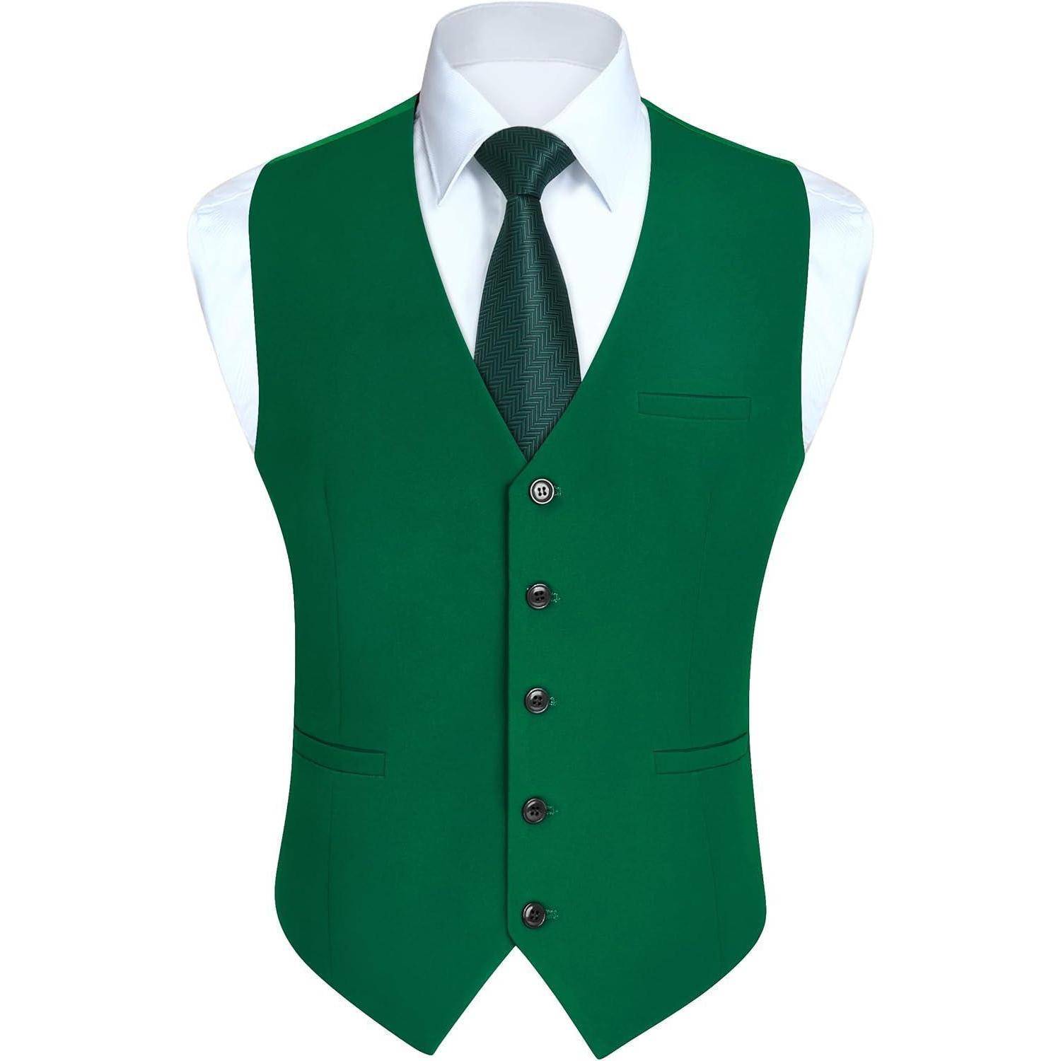 Eine grüne formelle Weste mit einer passenden Krawatte und einem weißen Hemd darunter. Die Weste hat eine Reihe von Knöpfen und eine Brusttasche.