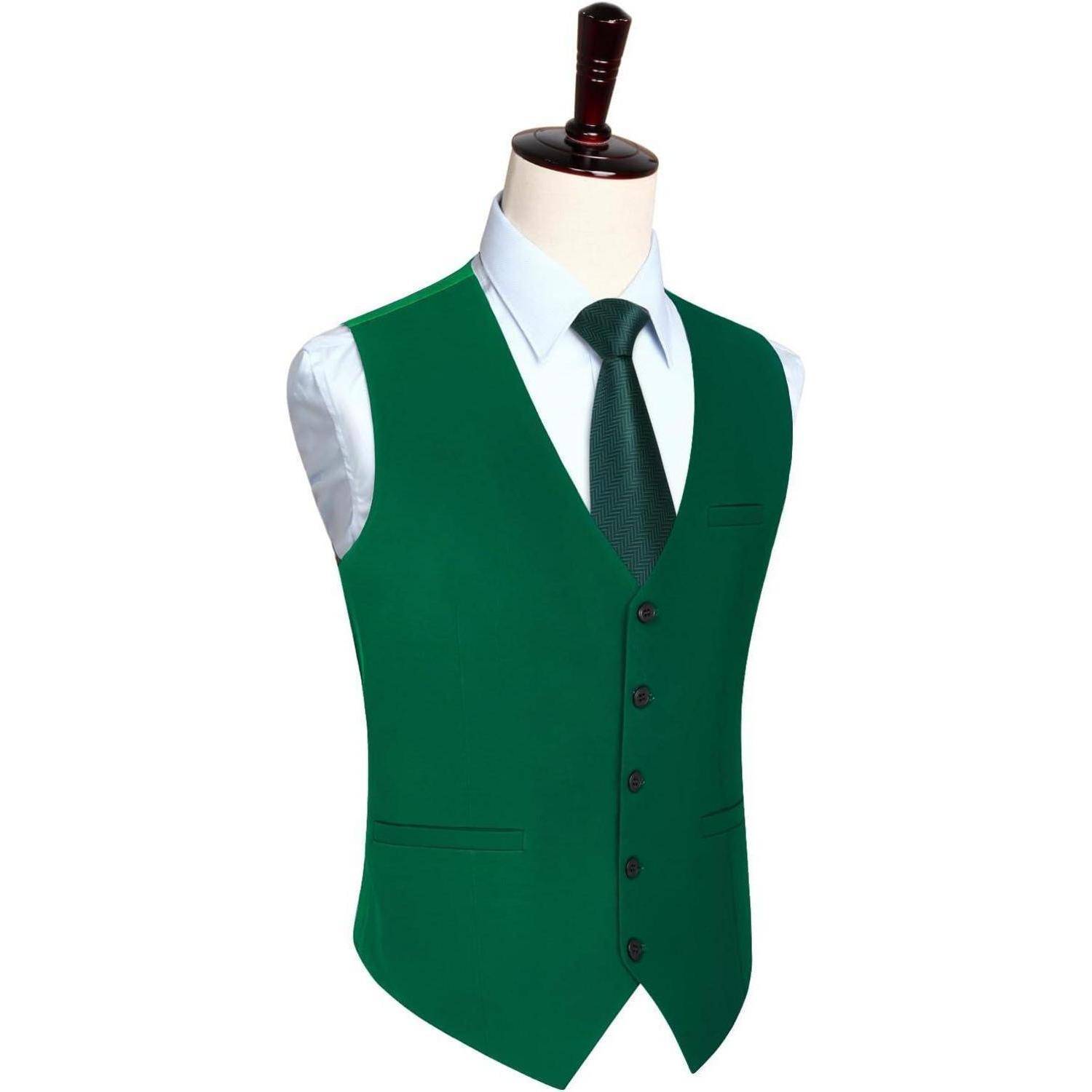 Eine grüne Weste, die auf einer Schaufensterpuppe präsentiert wird, kombiniert mit einem weißen Hemd und einer dunkelgrünen Krawatte, die einen formellen Herrenanzug veranschaulicht.