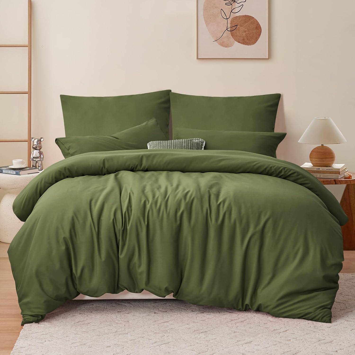 Grünes Bettwäsche-Set in einem gemütlichen Schlafzimmer mit Holzregalen, dekorativer Kunst und einer Lampe, die eine ruhige und einladende Atmosphäre schafft.