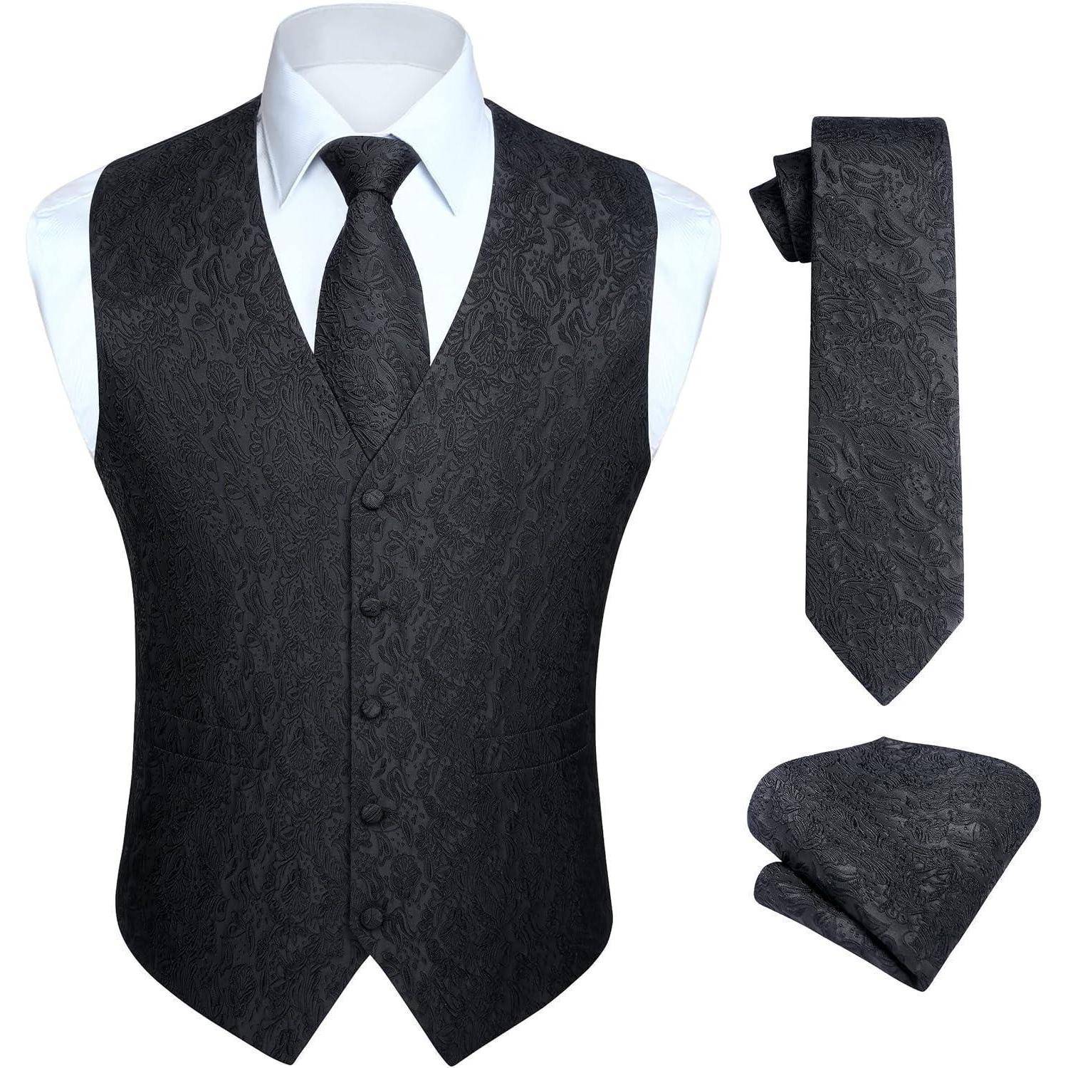 Eine schwarze Paisley-Weste im formellen Stil, passende Krawatte und Einstecktuch, gegen einen weißen Hintergrund arrangiert.