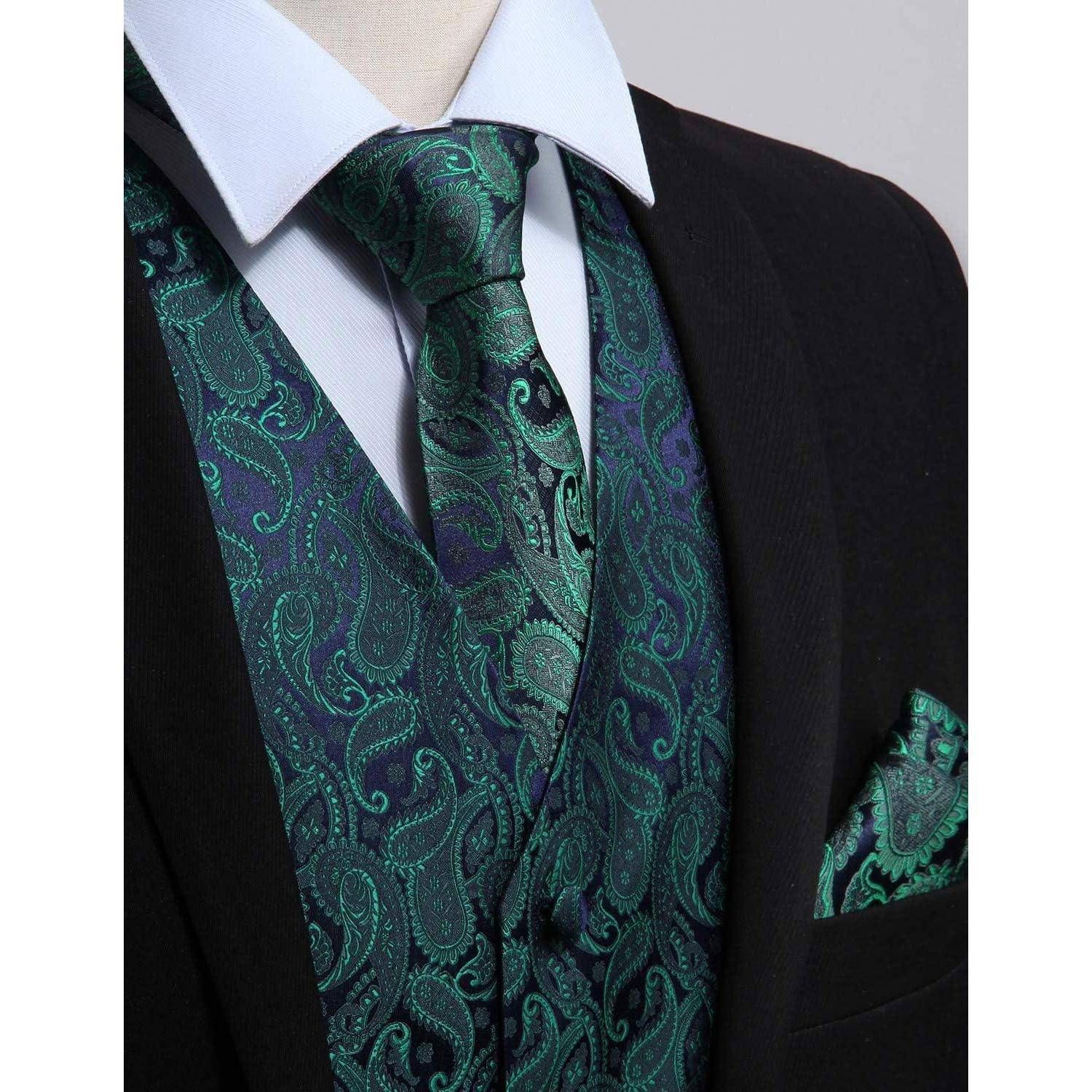 Eine Anzugjacke mit einem weißen Hemd, grüer Paisley-Krawatte und passender Weste und Einstecktuch. Der Look ist elegant und formell.
