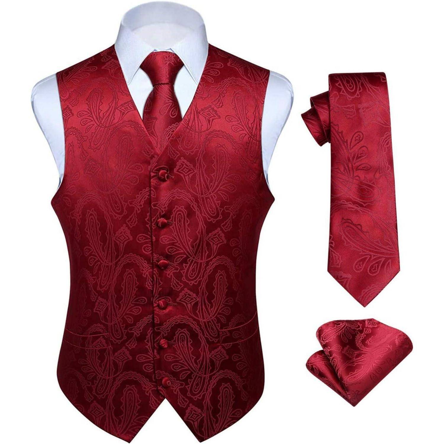 Eine rote paisley-gemusterte Weste mit passender Krawatte und Einstecktuch, gegen ein weißes Hemd getragen, geeignet für festliche Anlässe.