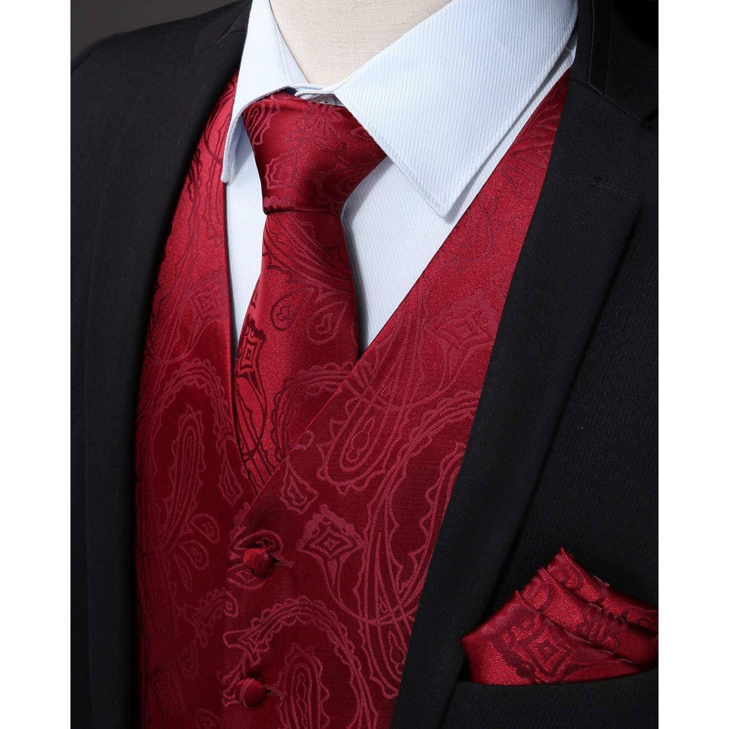 Eine formelle Robe mit einer rot gemusterten Weste und Krawatte, getragen unter einem schwarzen Anzugsakko mit einem passenden Einstecktuch.