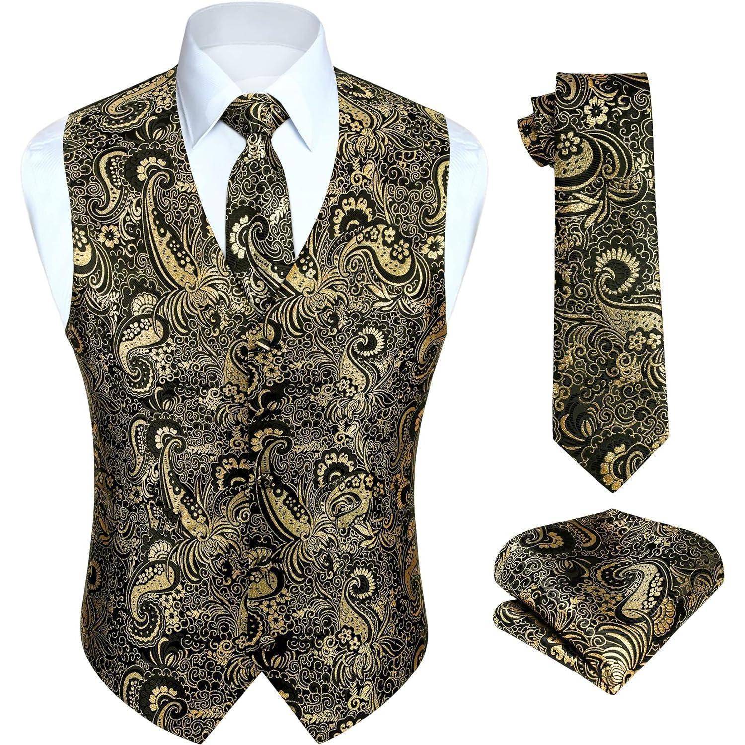 Eine Gold und Schwarz gemusterte Paisley-Weste, Krawatte und ein Einstecktuch-Set, präsentiert auf einem weißen Herrenhemd.