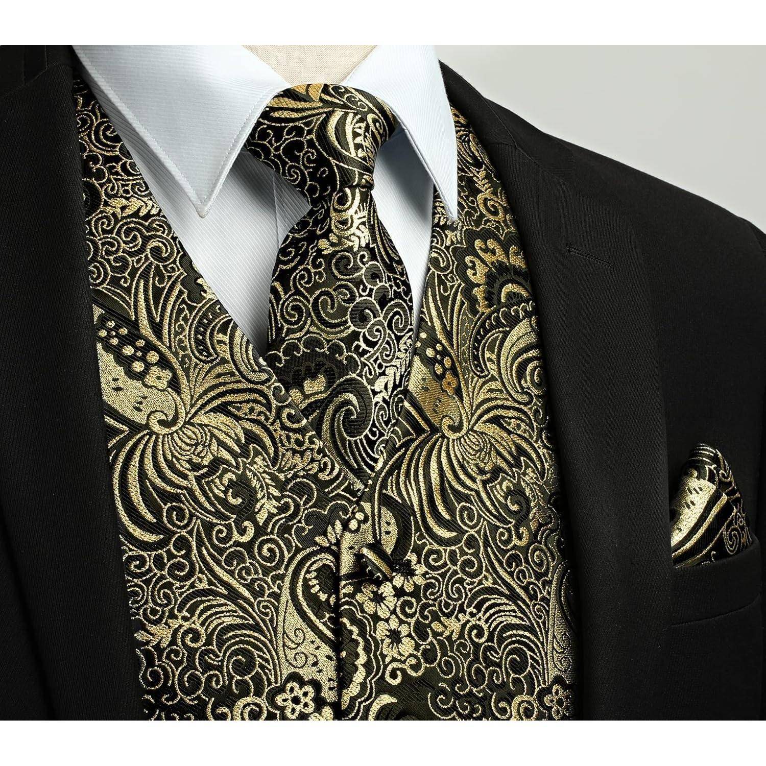 Ein schwarzer Anzug mit einem weißen Hemd, versehen mit einer kunstvoll verzierten Weste, Krawatte und Einstecktuch im Gold- und Schwarzpaisleys-Muster.