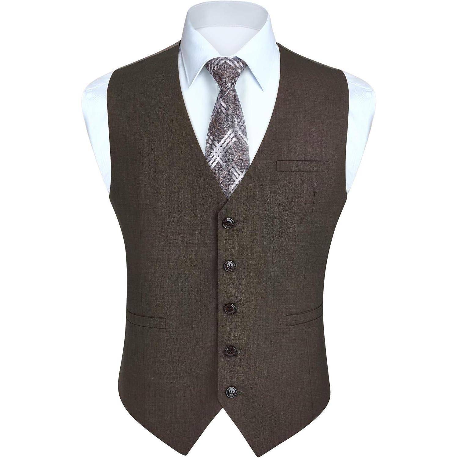 Eine braune formelle Weste mit einem weißen Hemdkragen und einer gemusterten Krawatte wird an einer Schaufensterpuppe präsentiert und unterstreicht den klassischen HerrenmodeStyle.