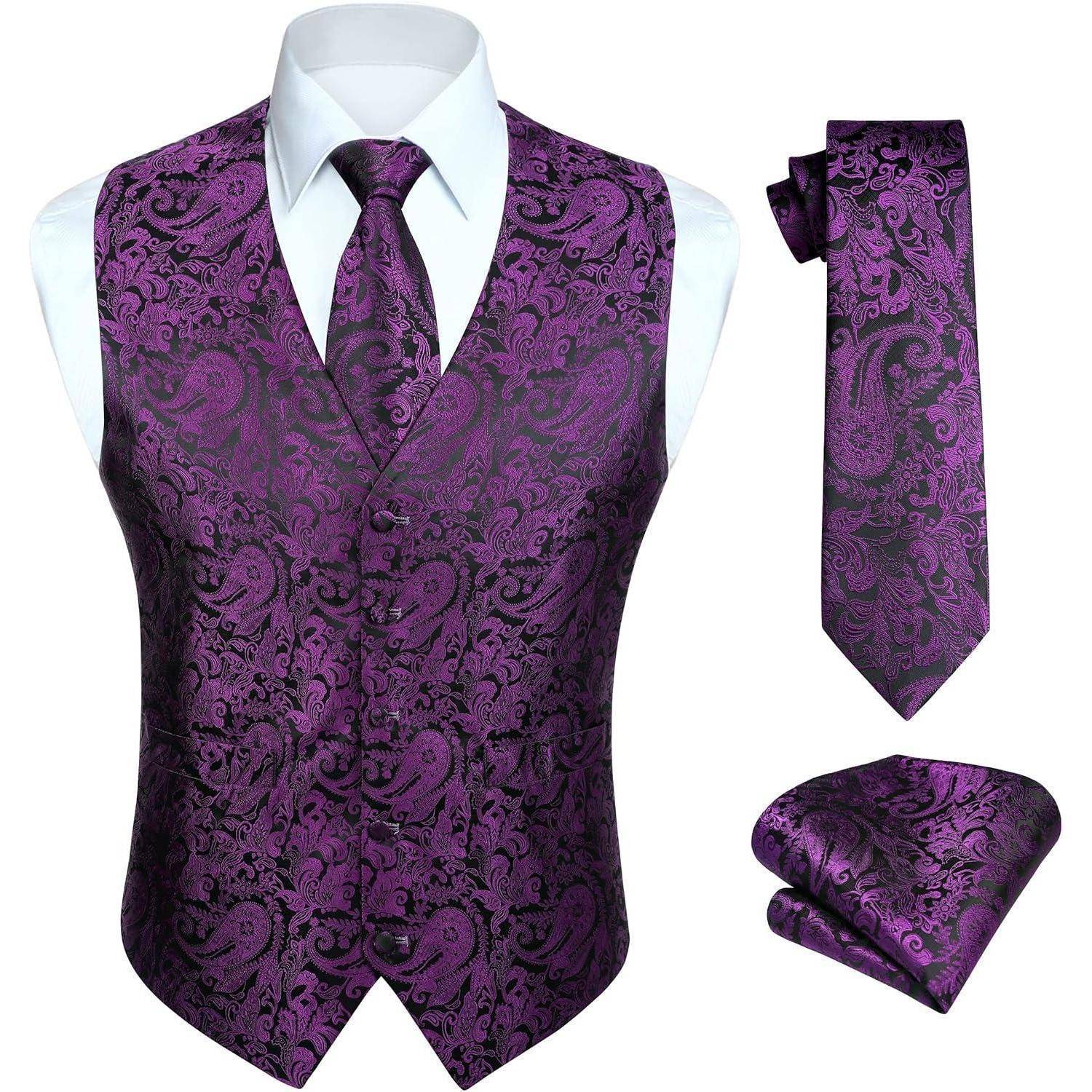 Ein Set aus lila Paisleymuster-Weste, Krawatte und Einstecktuch, präsentiert auf einem weißen Herrenhemd und damit formelle Kleidungsaccessoires.