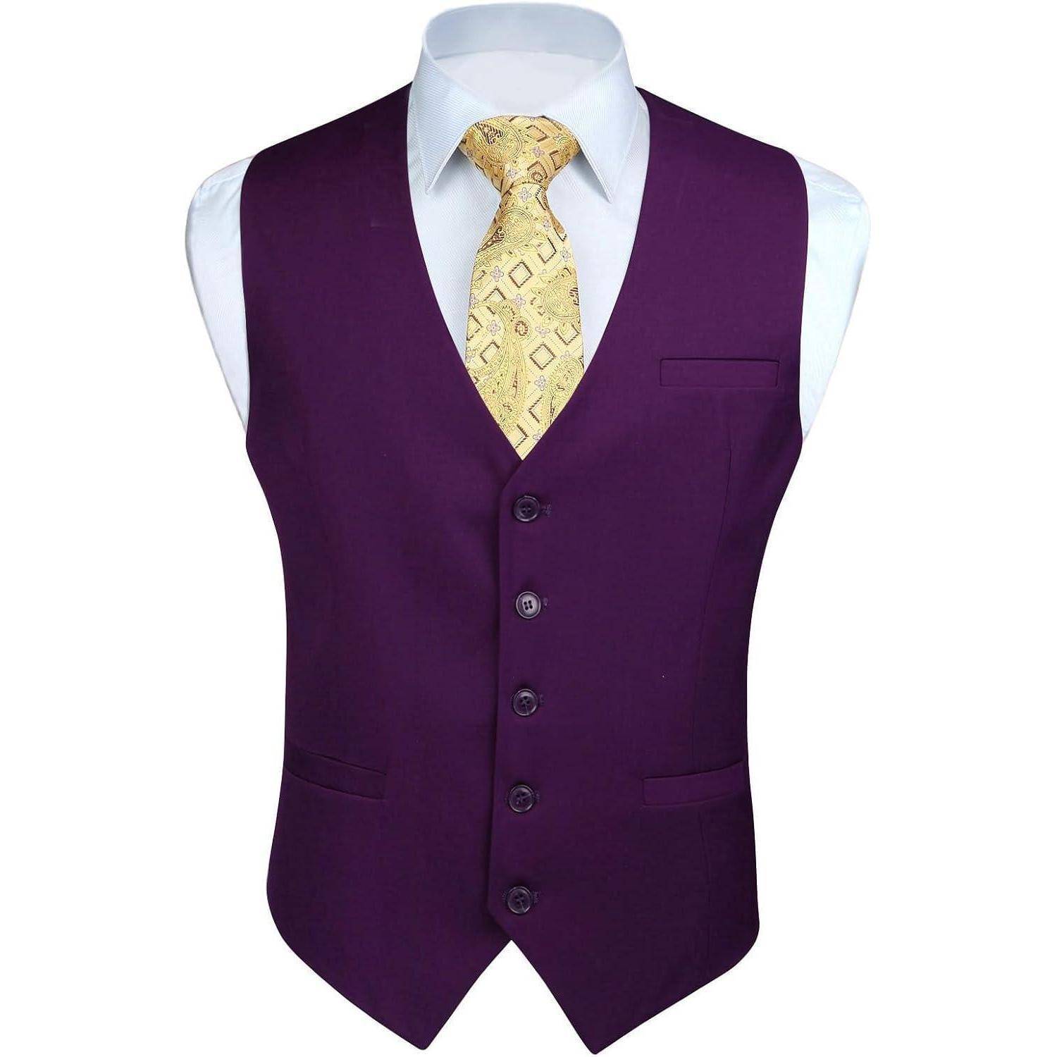 Ein lila Gilet, das über einem weißen Hemd getragen wird, kombiniert mit einer gelb gemusterten Krawatte, präsentiert einen eleganten Kleidungsstil.