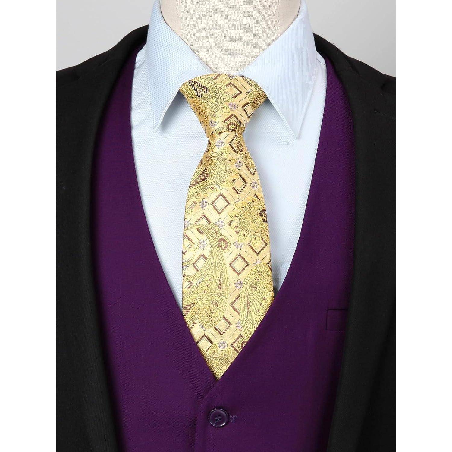 Eine Schaufensterpuppe, gekleidet in einen schwarzen Anzugblazer, eine lila Weste, ein hellblaues Hemd und eine goldgemusterte Krawatte.