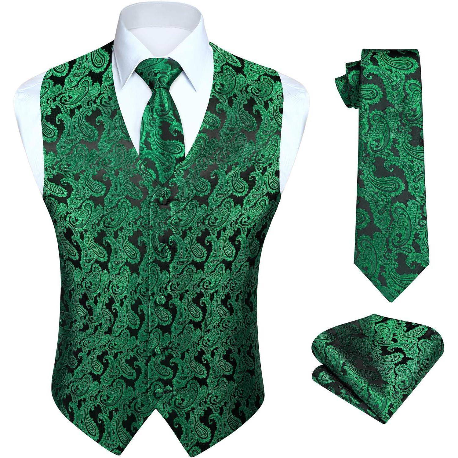 Eine grüne Paisley-Weste mit passender Krawatte und Einstecktuch, über einem weißen Hemd getragen, unterstreicht einen eleganten Formalstil.