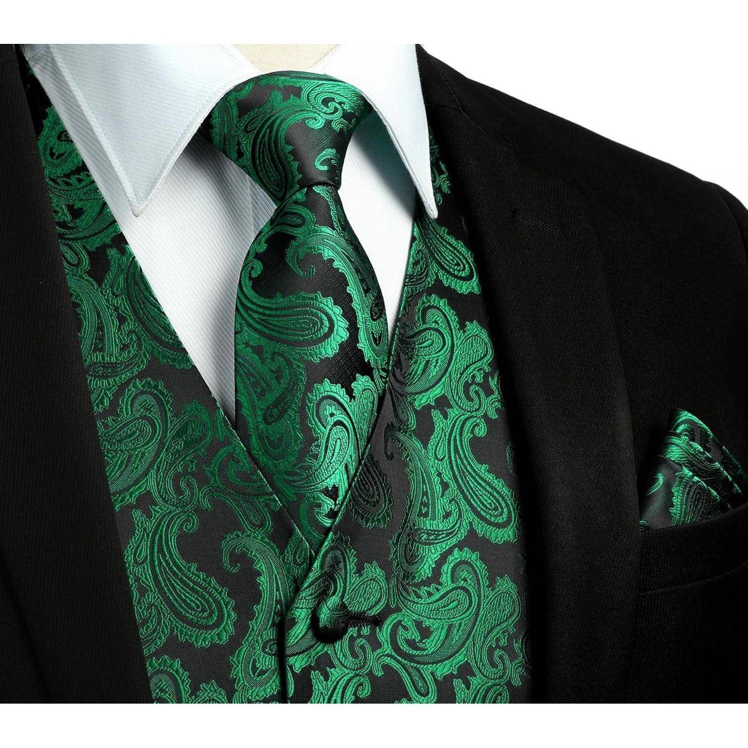 Eine Nahaufnahme eines eleganten Anzugs mit einer schwarzen Jacke, einem weißen Hemd sowie einer grünen Krawatte mit Paisley-Muster, einer passenden Weste und einem Einstecktuch im selben Muster.