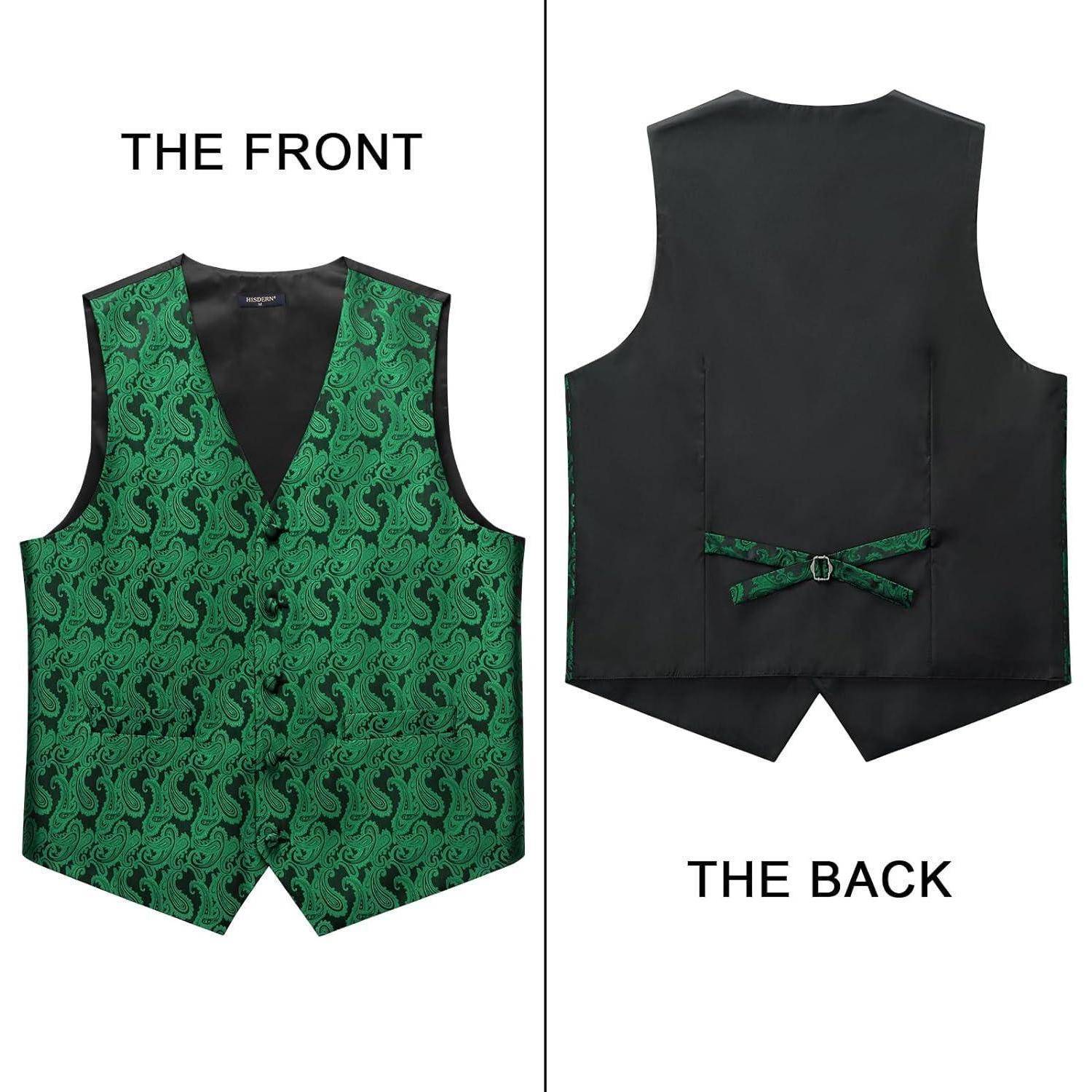Das Bild zeigt eine grüne Weste mit Paisleymuster und schwarzem Besatz. Die linke Seite präsentiert die Vorderseite mit Knöpfen, und die rechte Seite zeigt die schlichte schwarze Rückseite mit einem verstellbaren Riemen.