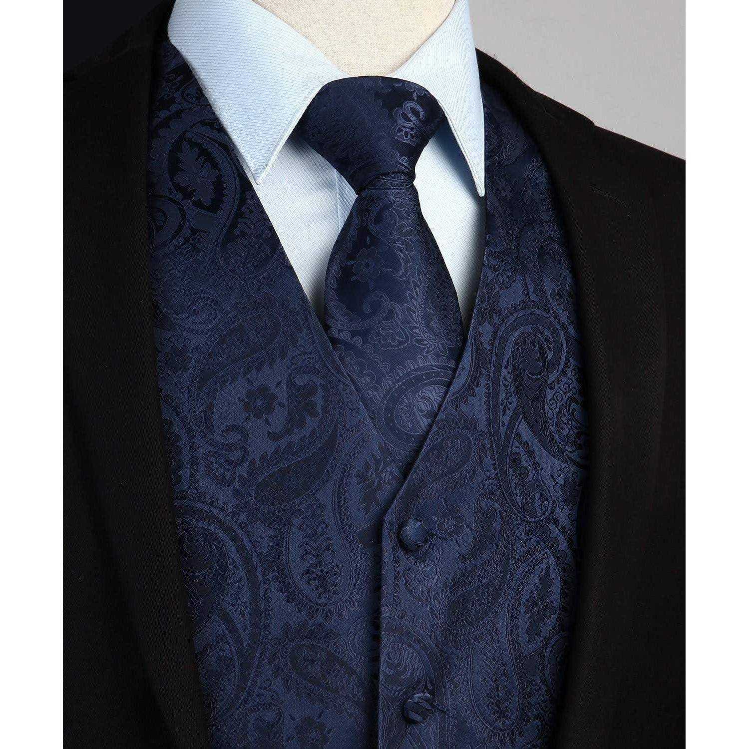 Eine Nahaufnahme eines Anzugs mit einer dunkelblau gemusterten Paisley-Weste und Krawatte über einem hellblauen Businesshemd, präsentiert auf einer Schaufensterpuppe.