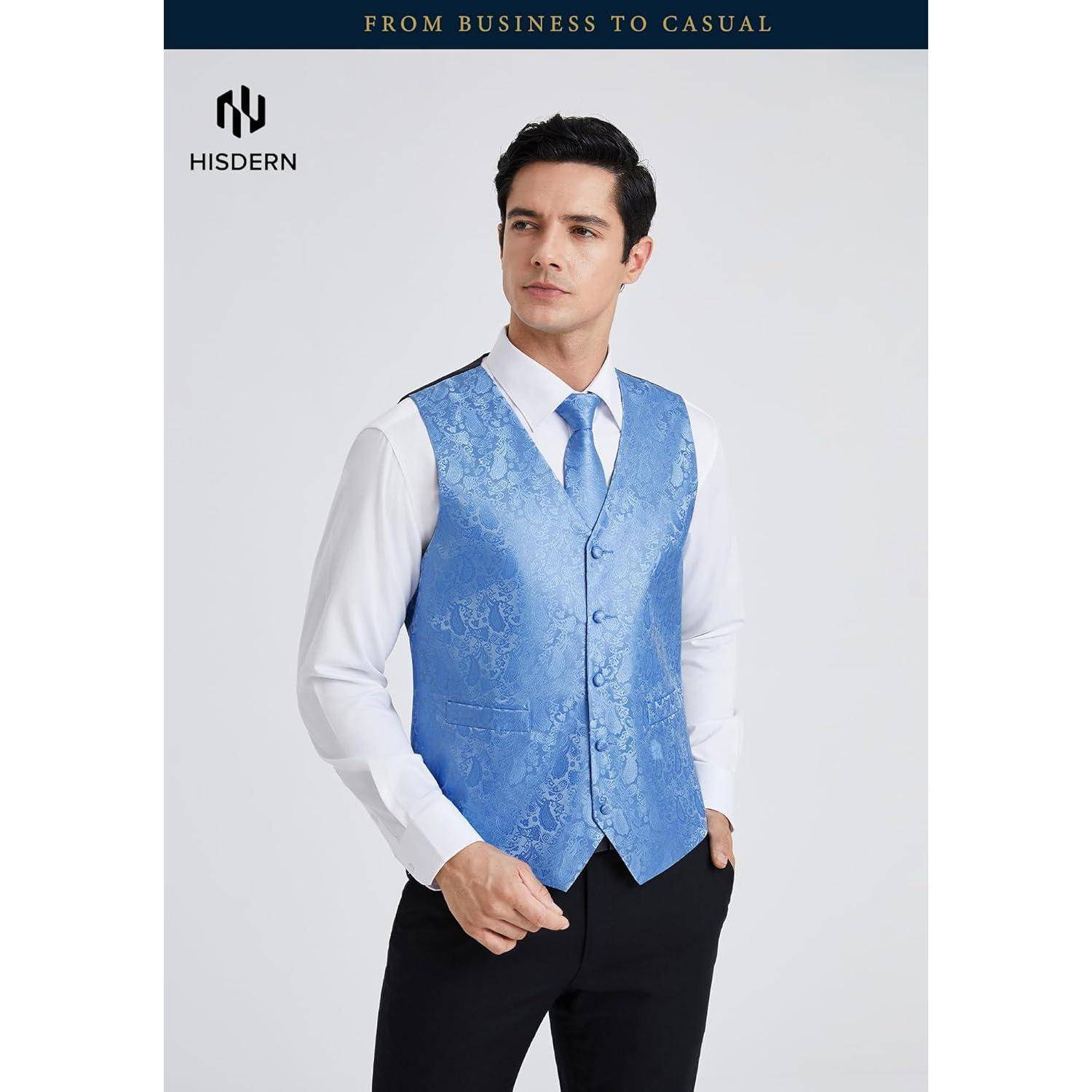 Ein Mann in einem weißen Hemd und einer blauen Weste mit Krawatte steht vor einem schlichten Hintergrund und vermittelt einen Business-Casual-Kleidungsstil.