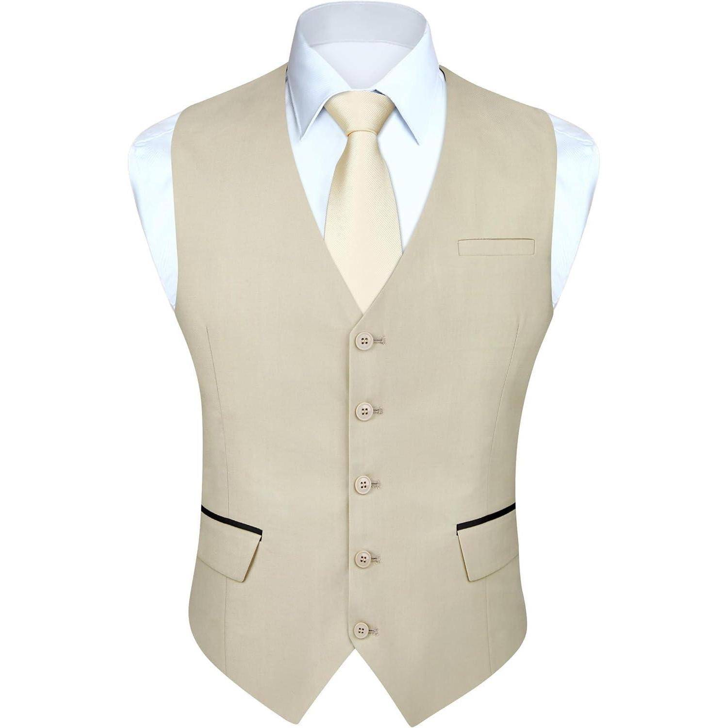 Eine beige Herrenanzugweste mit einer passenden Krawatte und einem weißen Dressman-Hemd darunter, mit Knopfverschluss und zwei Vordertaschen.