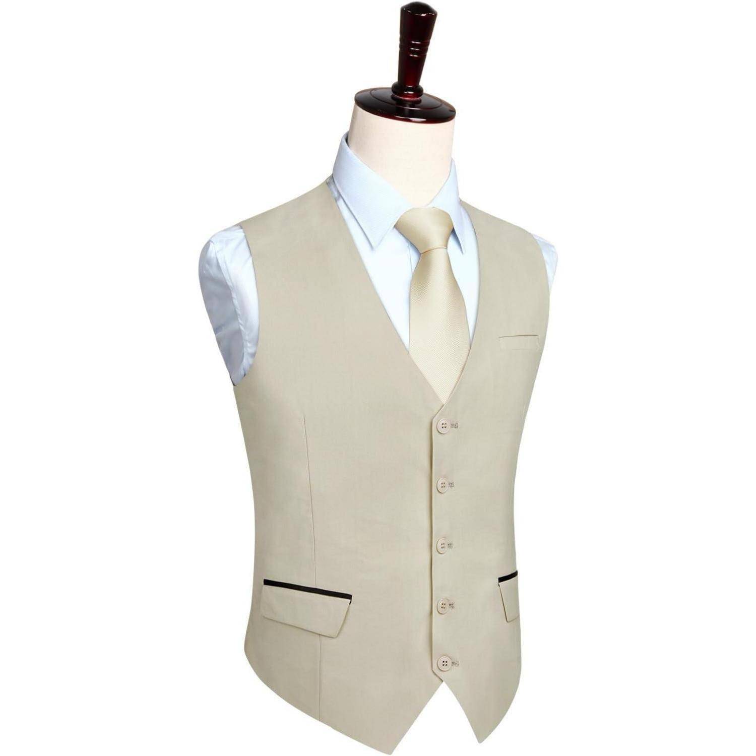 Eine beige Anzugsweste auf einer Schaufensterpuppe, mit schwarzen Taschenklappen und einer passenden Krawatte, über einem weißen Hemd.