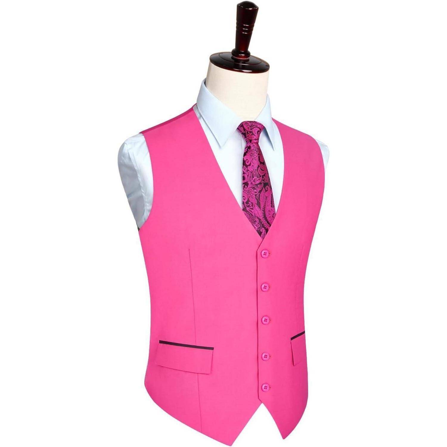Rosa Weste mit schwarzem Besatz, präsentiert auf einer Schaufensterpuppe, kombiniert mit einem weißen Hemd und einer paisleymustrigen rosa Krawatte, vor einem weißen Hintergrund.