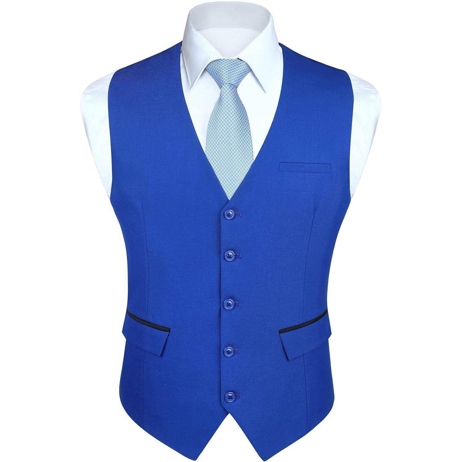 Eine blaue formelle Weste mit fünf Knöpfen, kombiniert mit einer hellblauen Krawatte und einem weißen Kleidungshemd, präsentiert auf einem Mannequin-Oberkörper.