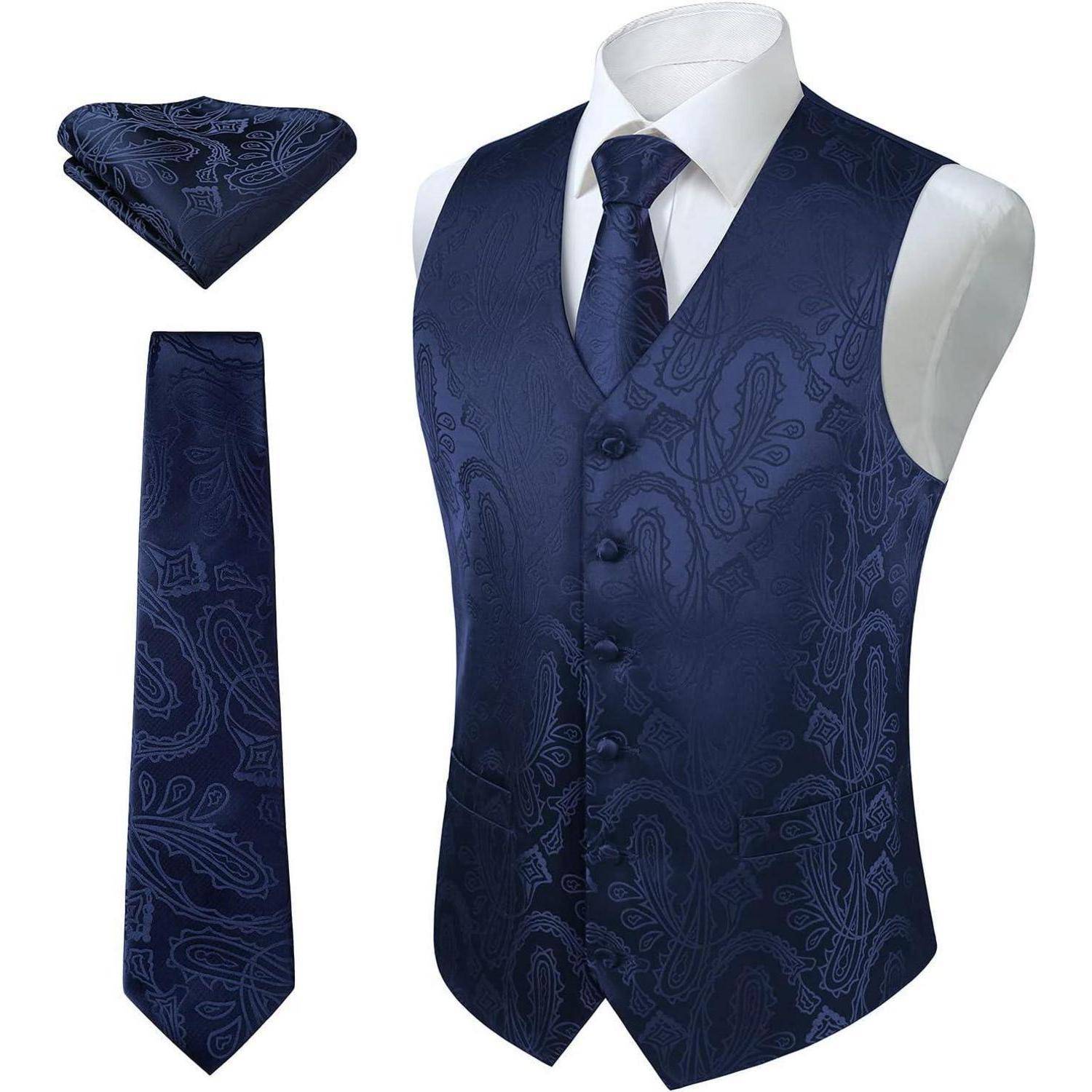 Eine marineblau gemusterte Paisley-Herrenweste, zusammen mit einer passenden Krawatte und einem Einstecktuch, präsentiert vor einem weißen Hintergrund.