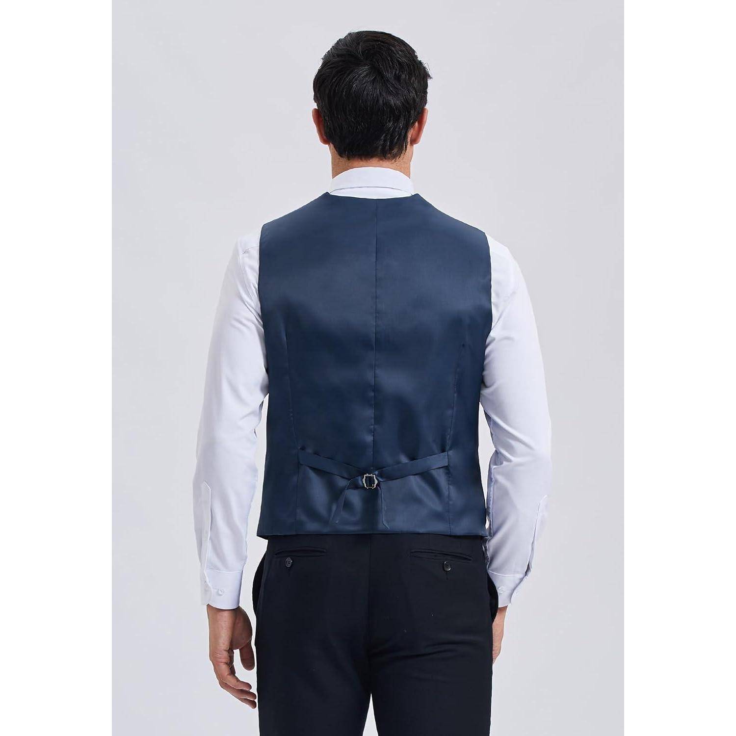 Ein Mann trägt eine marineblau Weste über einem weißen Hemd und schwarzen Hosen, von hinten gezeigt, mit Fokus auf die Details der Rückseite des Outfits.