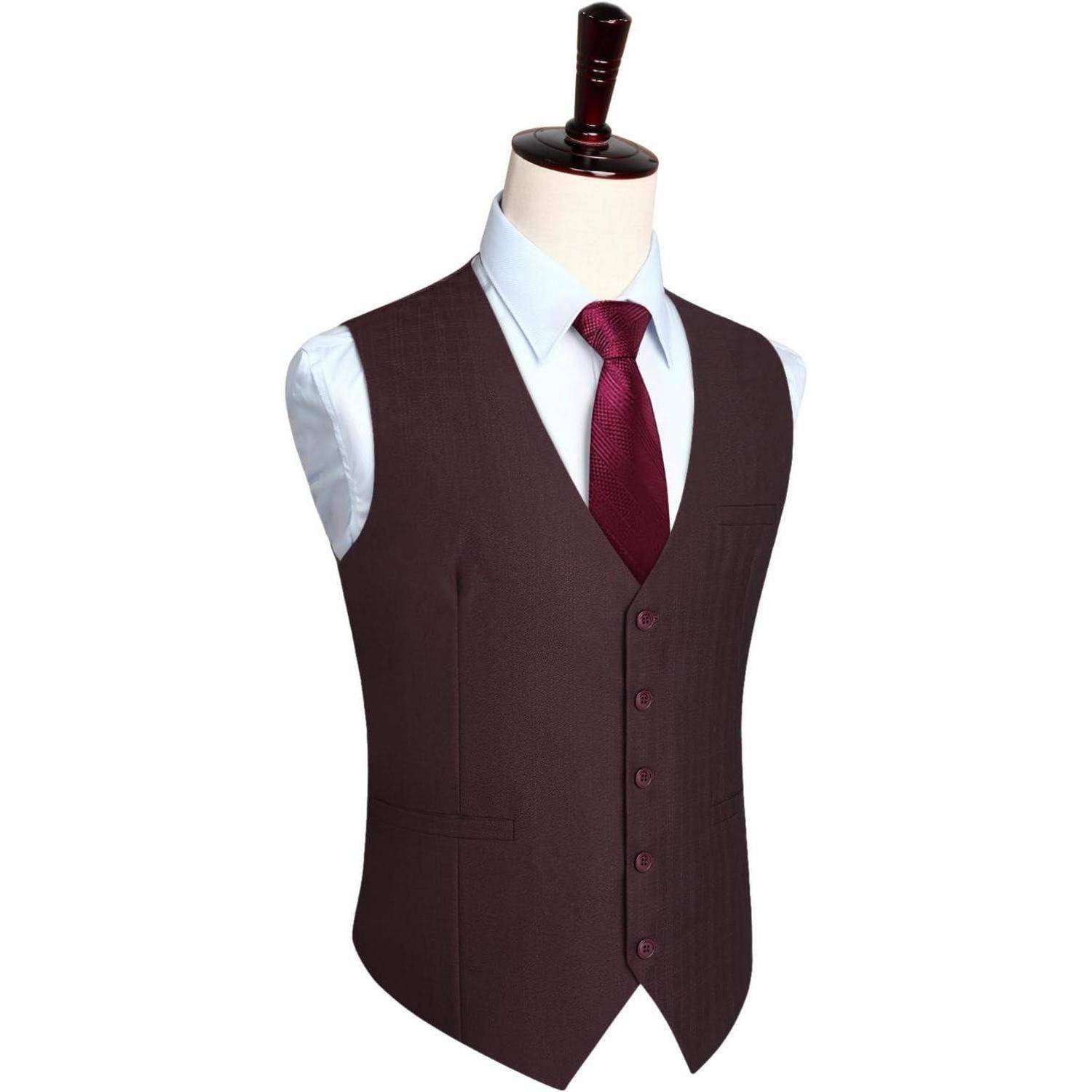 Eine Schaufensterpuppe präsentiert eine formelle dunkle Marronweste über einem hellblauen Hemd mit einer marronefarbenen Krawatte und zeigt einen klassischen, eleganten Anzug.