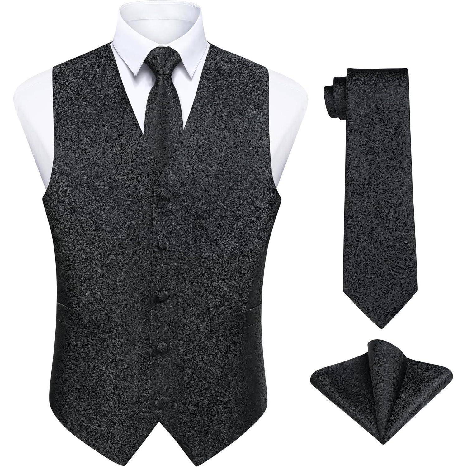 Eine formelle schwarze Weste mit Blumenmuster, ergänzt durch eine passende Krawatte und ein Einstecktuch, präsentiert vor einem schlichten weißen Hemd.