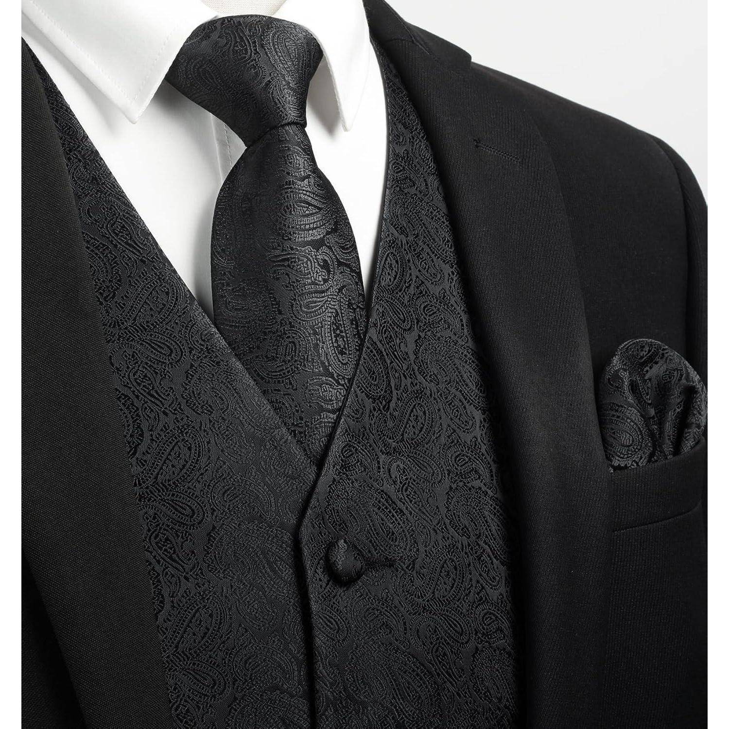 Eine Nahaufnahme einer Person, die eine schwarze Paisley-Weste, eine Krawatte und ein Sakko mit einem weißen Hemd trägt und damit formelle Kleidungsdetails in Szene setzt.