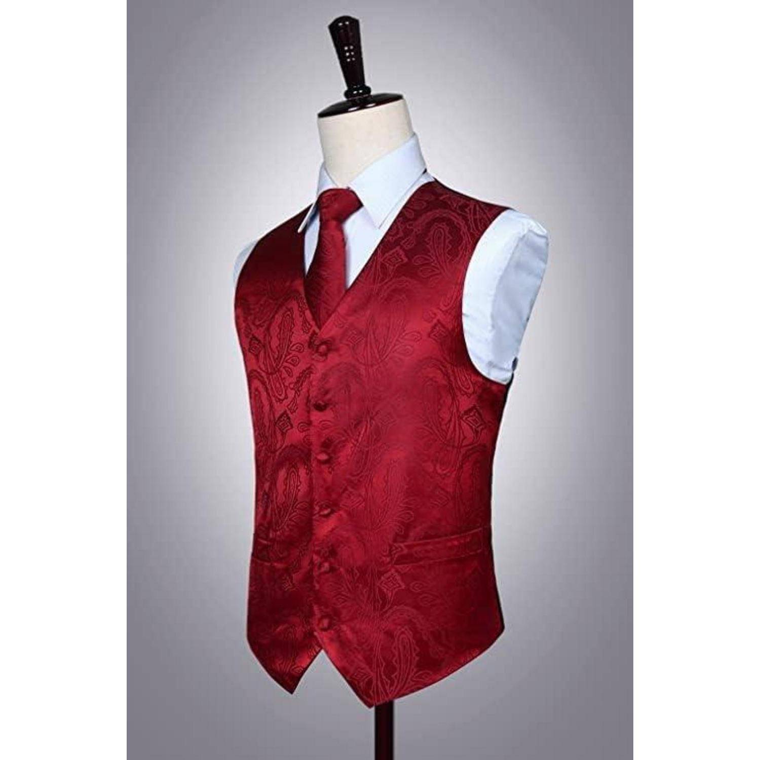Eine Schaufensterpuppe präsentiert eine rote Paisley-gemusterte Weste über einem weißen Hemd und einer roten Krawatte und zeigt damit formelle Kleidung.